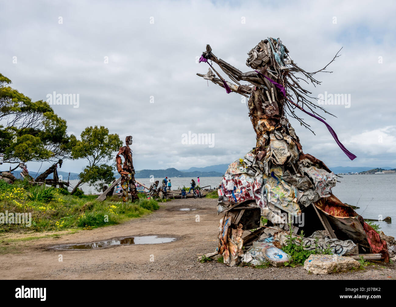 Grande, drammatiche sculture all'aperto di donna realizzata da driftwood e riutilizzato garbage accanto alla Baia di San Francisco Foto Stock