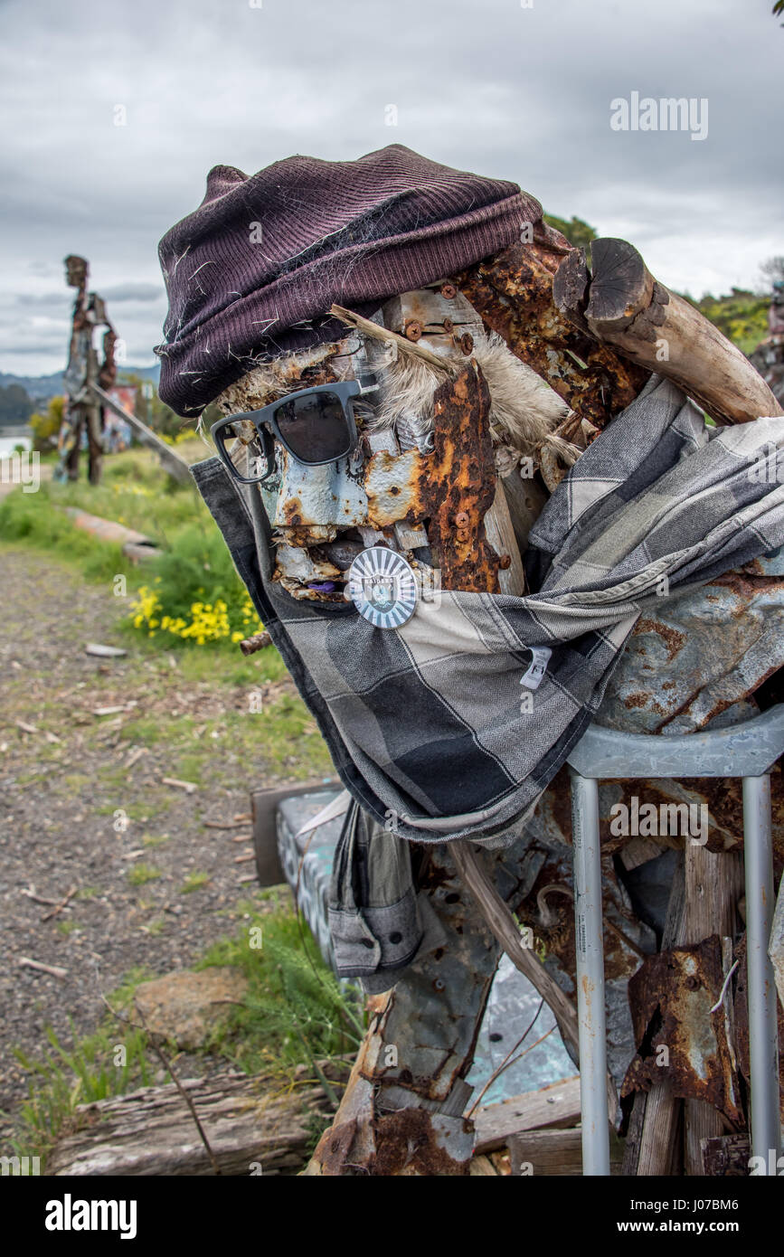 Garbage scultura che assomiglia a un uomo senza tetto con stampella a Albany lampadina sulla Baia di San Francisco, un ex discarica di rifiuti e i senzatetto camp. Foto Stock