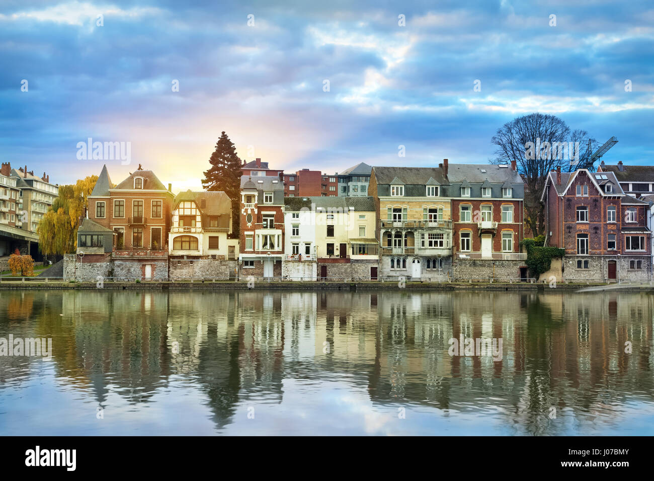 Gli edifici di vecchia costruzione sulla riva della Mosa (MAAS) fiume su sunrise di Namur, in Vallonia, Belgio (colorata immagine HDR) Foto Stock