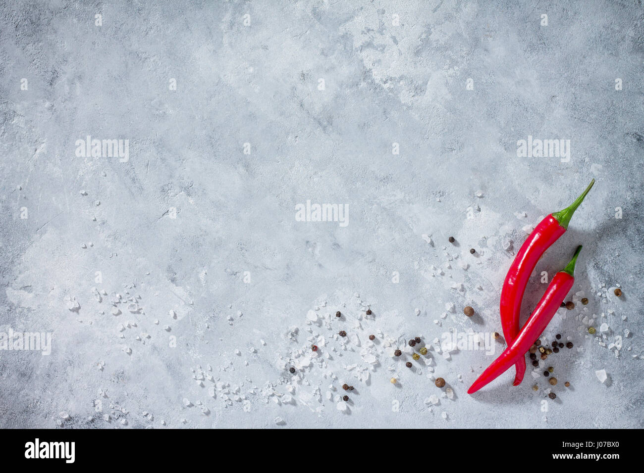 Sfondo culinarie della cucina con il peperoncino e spezie, copia spazio, vista dall'alto. Foto Stock