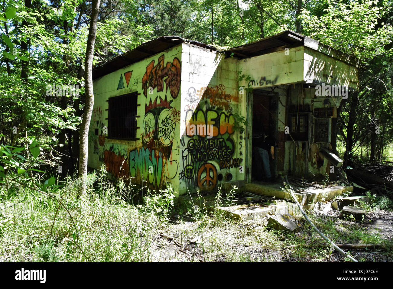 Sbriciolare graffiti-placcati edificio. VIRGINIA, STATI UNITI D'AMERICA: HAUNTING foto e video show il abbandonato WW2 base militare degli Stati Uniti in cui quasi un milione e mezzo di personale passa attraverso il loro modo di fronte occidentale. La lugubre immagini e vertigini indurre video show fatiscente resta di Camp Patrick Henry in una foresta in Warwick County, Virginia che un tempo poteva ospitare fino a 35.000 uomini in una sola volta quando esso ha agito come una truppa di massa di staging. Le riprese mostrano come la base smantellata è stata colpita da vandali con graffiti in tutto gli edifici. Il video dal punto di vista di un impavido esploratore s Foto Stock