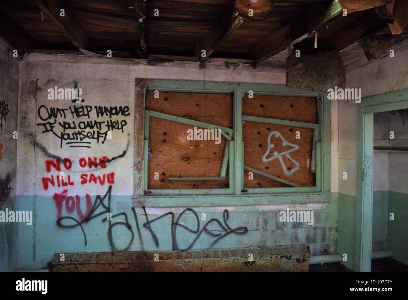 I graffiti sulla parete. VIRGINIA, STATI UNITI D'AMERICA: HAUNTING foto e video show il abbandonato WW2 base militare degli Stati Uniti in cui quasi un milione e mezzo di personale passa attraverso il loro modo di fronte occidentale. La lugubre immagini e vertigini indurre video show fatiscente resta di Camp Patrick Henry in una foresta in Warwick County, Virginia che un tempo poteva ospitare fino a 35.000 uomini in una sola volta quando esso ha agito come una truppa di massa di staging. Le riprese mostrano come la base smantellata è stata colpita da vandali con graffiti in tutto gli edifici. Video dal punto di vista di un coraggioso explorer mostra lui sca Foto Stock