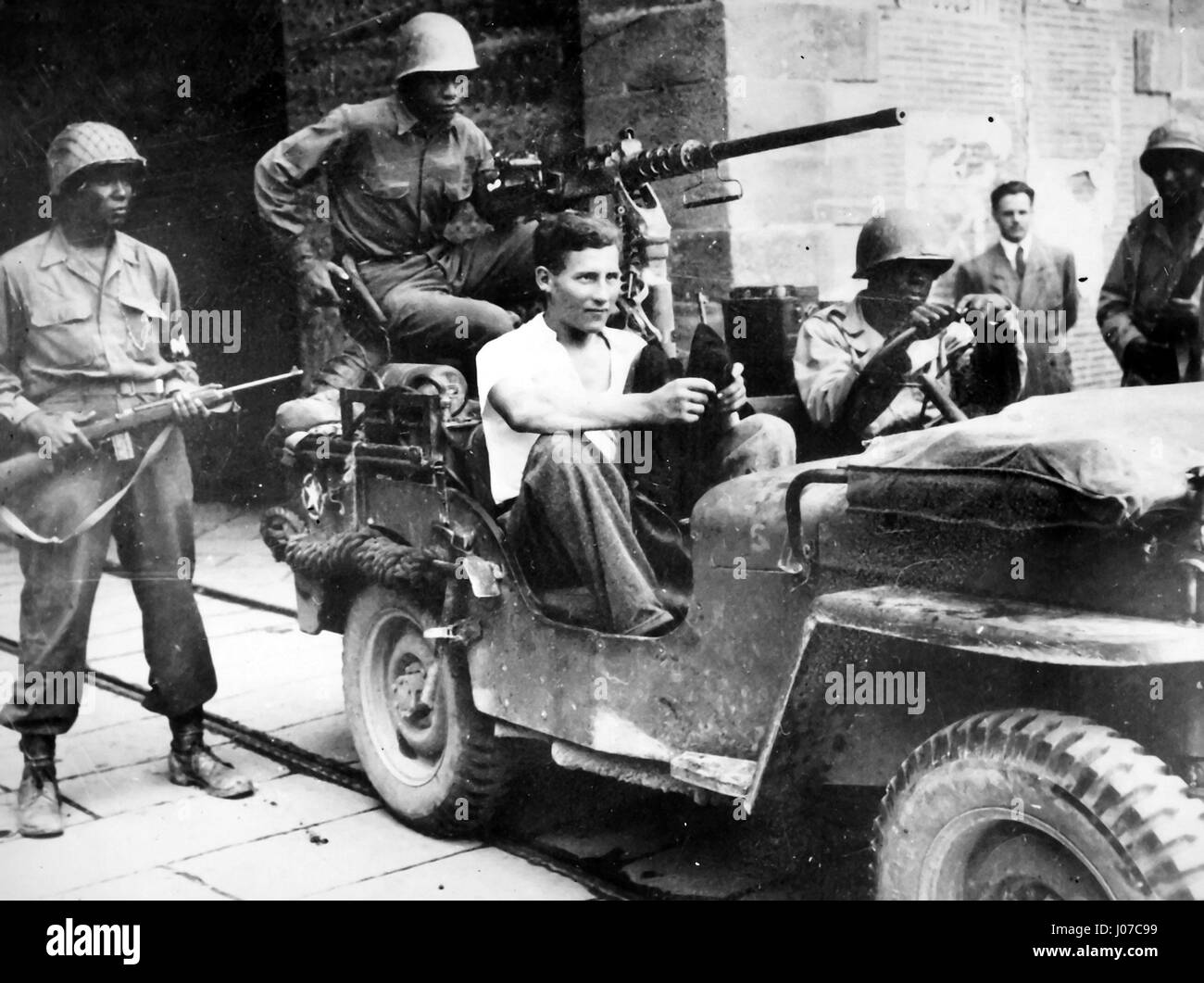 'Tricky Nazi catturato. Prigioniero tedesco indossando abiti civili, siede in jeep al cancello sud della città murata di Lucca, Italia, in attesa di distacco di una zona posteriore". Data: 09/1944. VIRGINIA, STATI UNITI D'AMERICA: HAUNTING foto e video show il abbandonato WW2 base militare degli Stati Uniti in cui quasi un milione e mezzo di personale passa attraverso il loro modo di fronte occidentale. La lugubre immagini e vertigini indurre video show fatiscente resta di Camp Patrick Henry in una foresta in Warwick County, Virginia che un tempo poteva ospitare fino a 35.000 uomini in una sola volta quando esso ha agito come una truppa di massa di staging. Le riprese mostrano come th Foto Stock 'Tricky Nazi catturato. Prigioniero tedesco indossando abiti civili, siede in jeep al cancello sud della città murata di Lucca, Italia, in attesa di distacco di una zona posteriore". Data: 09/1944. VIRGINIA, STATI UNITI D'AMERICA: HAUNTING foto e video show il abbandonato WW2 base militare degli Stati Uniti in cui quasi un milione e mezzo di personale passa attraverso il loro modo di fronte occidentale. La lugubre immagini e vertigini indurre video show fatiscente resta di Camp Patrick Henry in una foresta in Warwick County, Virginia che un tempo poteva ospitare fino a 35.000 uomini in una sola volta quando esso ha agito come una truppa di massa di staging. Le riprese mostrano come th Foto Stock