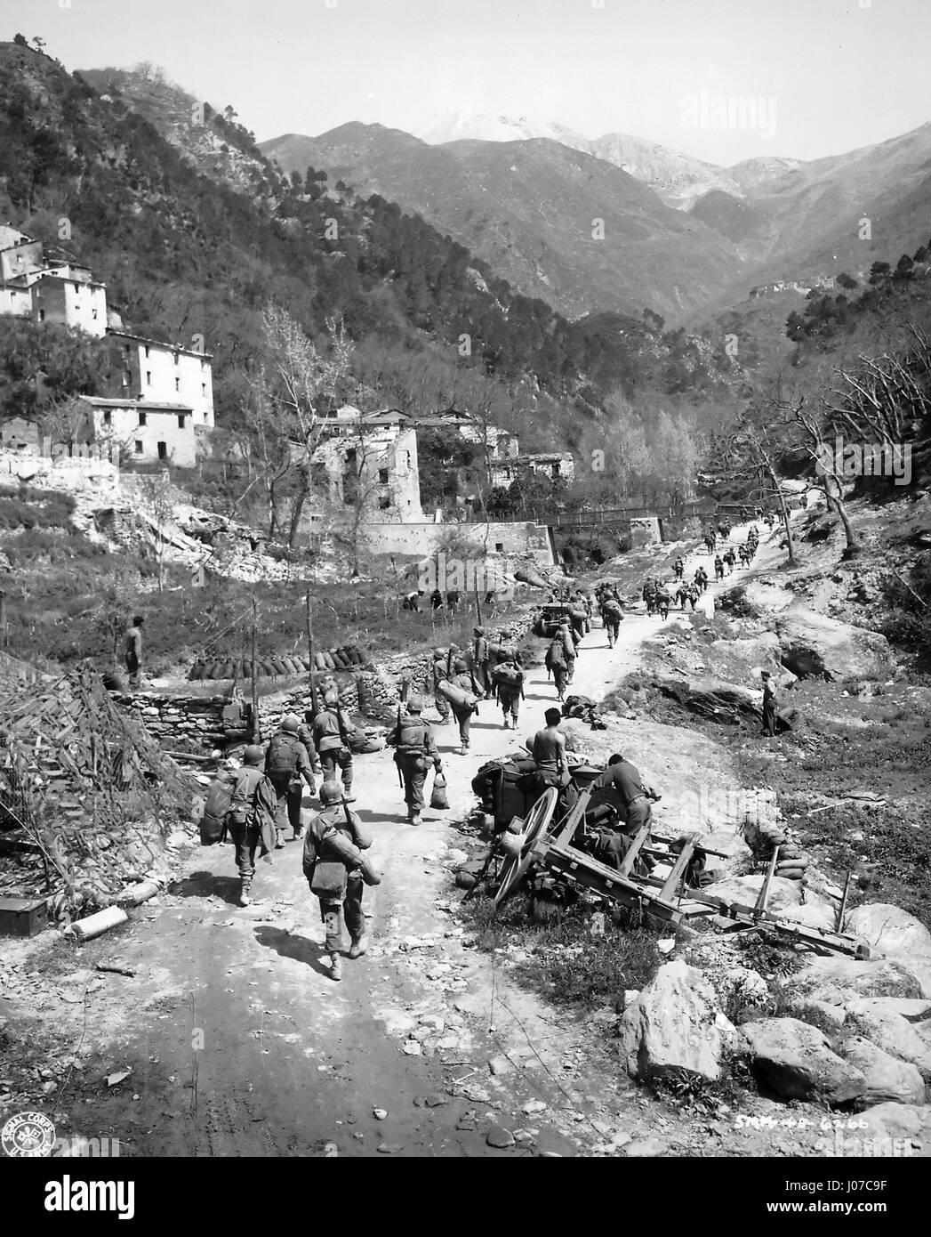 'African American'doughfoots' della fanteria 92("Buffalo") Divisione perseguire la ritirata dei Tedeschi attraverso la Valle del Po. Le forze tedesche in Italia hanno dato capitolazione incondizionata.' data 05/1945. VIRGINIA, STATI UNITI D'AMERICA: HAUNTING foto e video show il abbandonato WW2 base militare degli Stati Uniti in cui quasi un milione e mezzo di personale passa attraverso il loro modo di fronte occidentale. La lugubre immagini e vertigini indurre video show fatiscente resta di Camp Patrick Henry in una foresta in Warwick County, Virginia che un tempo poteva ospitare fino a 35.000 uomini in una sola volta quando esso ha agito come una truppa di staging Foto Stock