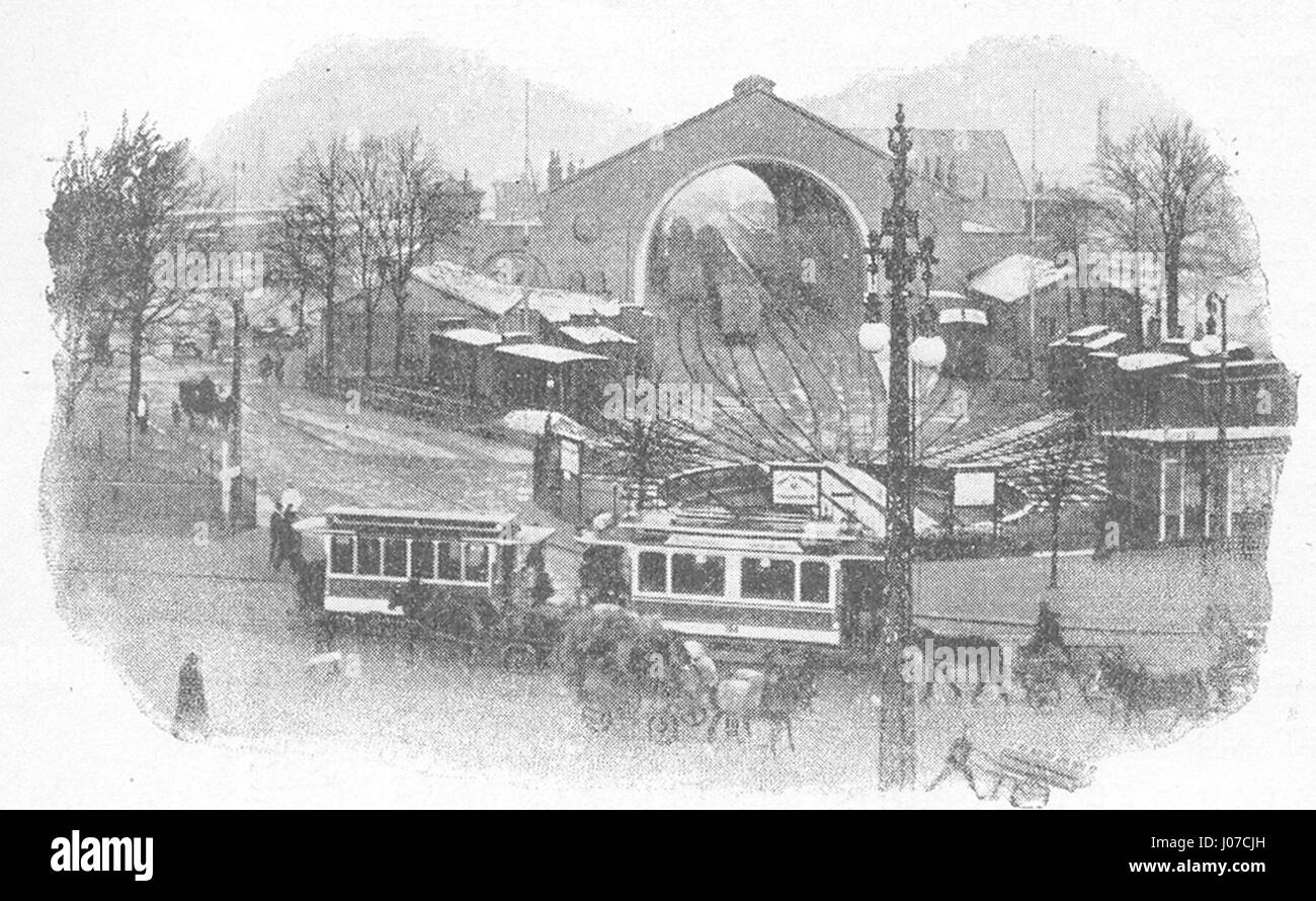 "Centralbanegaard 1910" cattura l'atmosfera vivace della stazione ferroviaria centrale di Copenaghen nel 1910. Il dipinto raffigura la grandezza architettonica e il movimento dinamico di passeggeri e treni durante i primi anni del XX secolo. Foto Stock