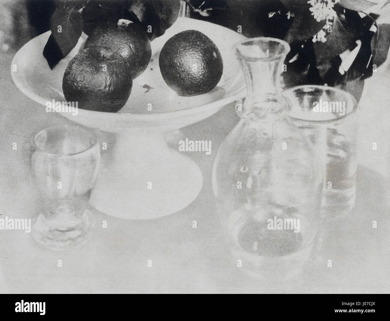 Lo "Stillleben" di Heinrich Kühn (natura morta) è un ottimo esempio di arte fotografica dei primi anni del XX secolo, in cui il fotografo cattura oggetti di uso quotidiano in un modo che enfatizza la luce, la consistenza e la forma, caratteristica dell'attenzione di Kühn sul pitorialismo. Foto Stock