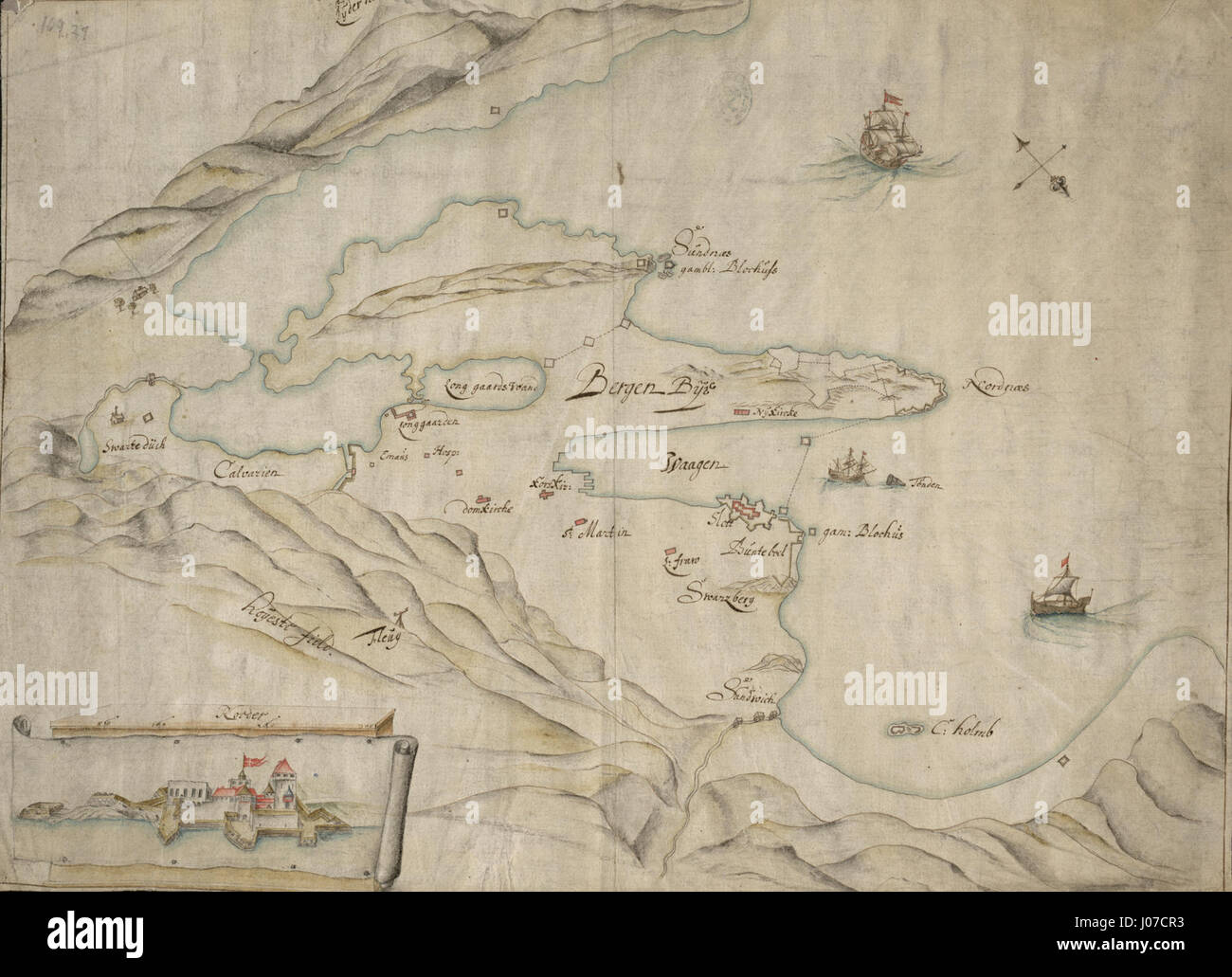 Una mappa del 1653 di Bergen e dei suoi dintorni, insieme a una riproduzione fotografica realizzata nel 1904, raffigurante la topografia storica e lo sviluppo della città nel corso dei secoli. Foto Stock