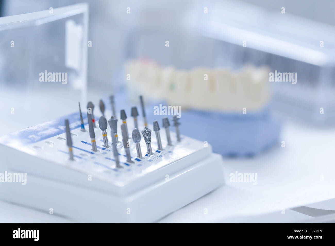 Varietà di strumenti: ceramica kit di preparazione con stampo dentale in background Foto Stock