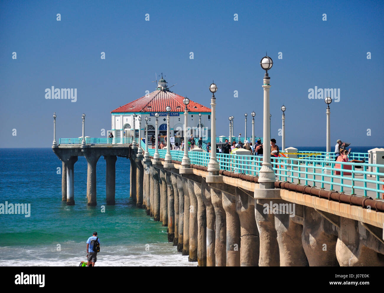 Settembre 30, 2016. Manhattan Beach Pier, California. La gente che camminava sul porto di Manhattan a Manhattan Beach California l'oceano pacifico. Foto Stock