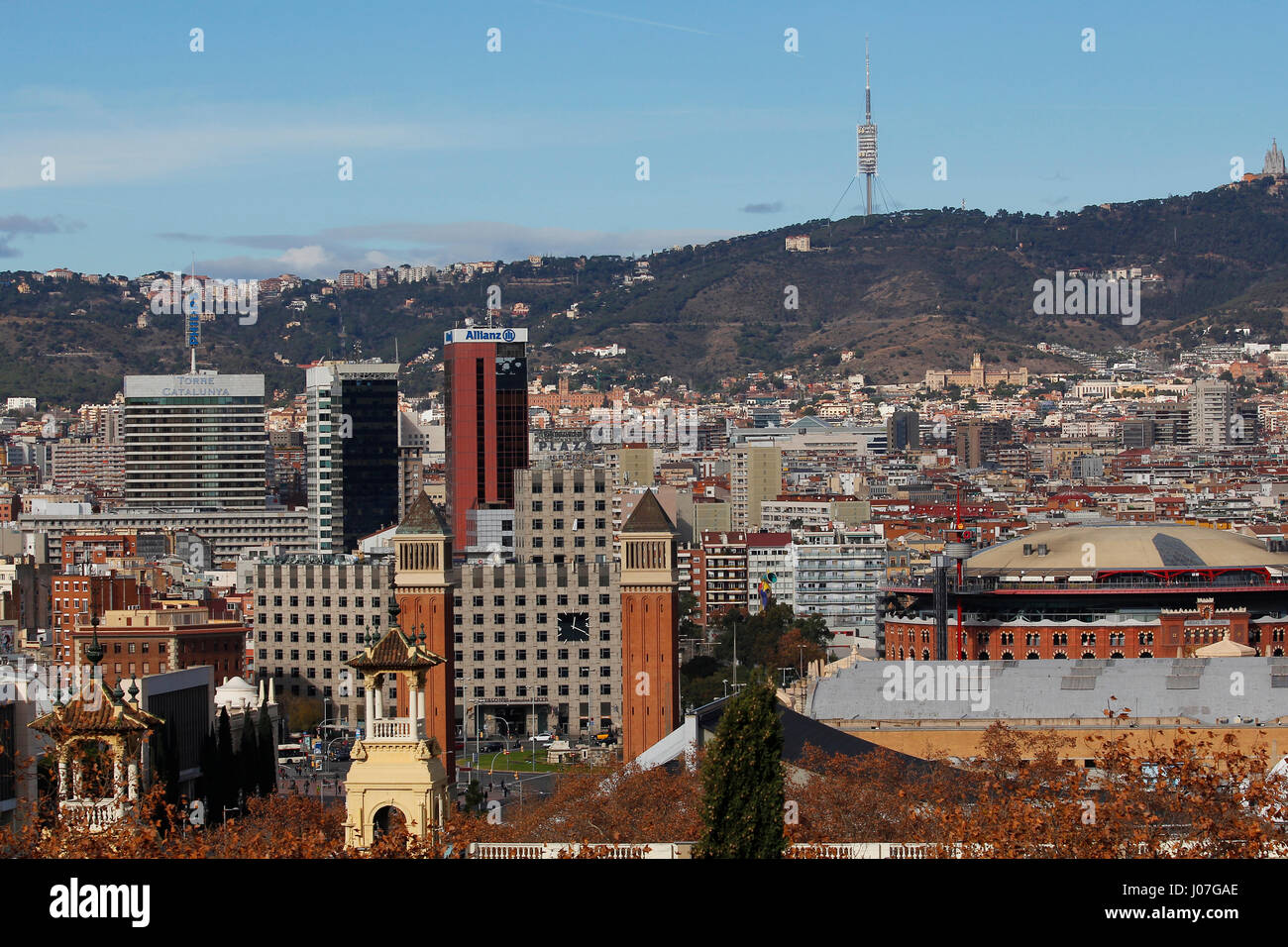 Vista del paesaggio urbano di Barcellona, nella famosa Plaça Espanya con la montagna di Montjuic e Torre Collserola in Foto Stock