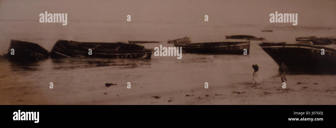 Questo dipinto francese mostra cinque barche bloccate sulla spiaggia di Pors Carn, dopo la tempesta del 30 settembre 1912. La scena cattura le conseguenze della violenta tempesta, evidenziando i danni alle barche e l'ambiente costiero aspro. Foto Stock