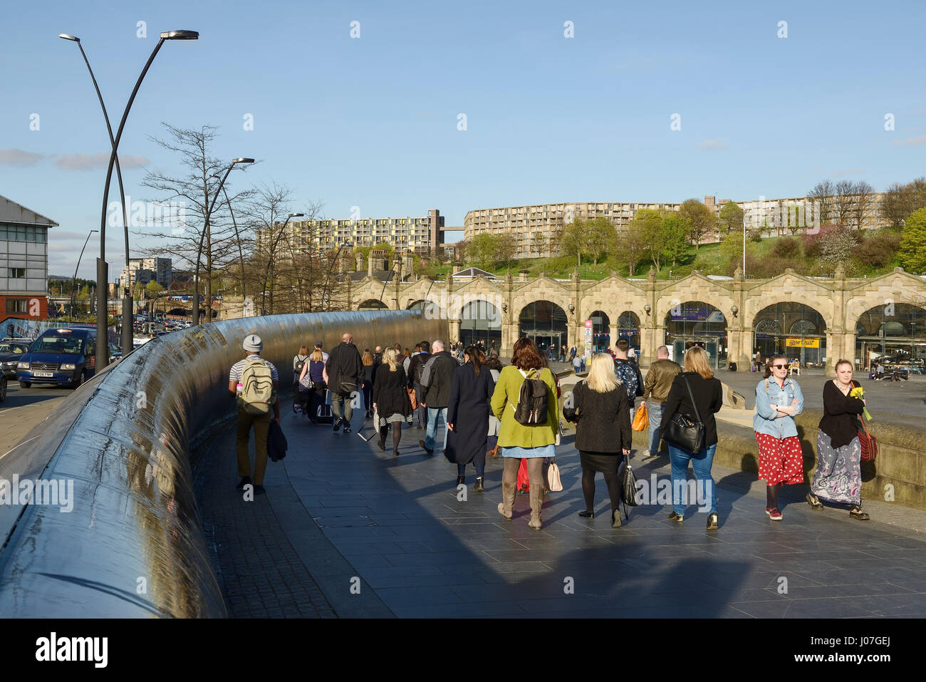 La gente camminare lungo l'approccio a Sheffield stazione ferroviaria Foto Stock