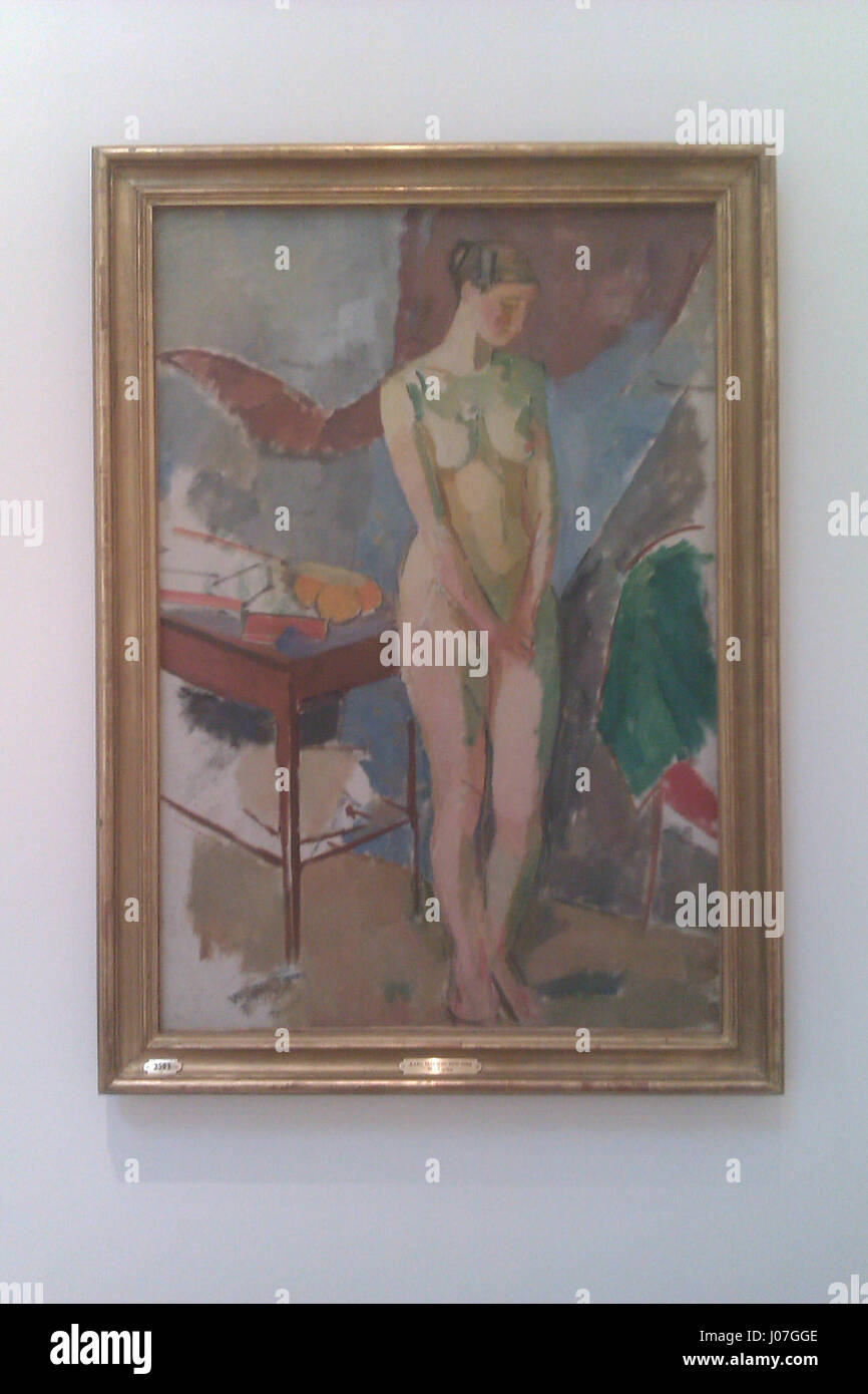 "Stående kvindelig model" di Karl Isakson è un ritratto di una modella femminile in posa classica. Il dipinto riflette la maestria di Isakson nel catturare la forma umana con particolare attenzione ai dettagli naturalistici e all'espressione emotiva. Foto Stock