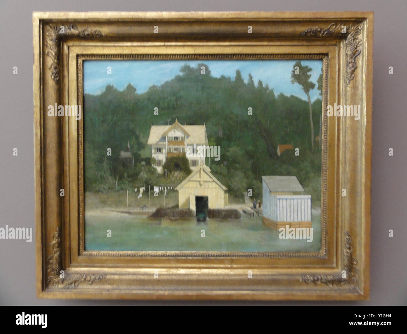 Una fotografia scattata al Lenbachhaus di Monaco, che cattura gli interni del museo e le mostre d'arte. L'immagine mostra l'architettura e le opere all'interno del museo, offrendo uno sguardo sul ruolo del museo nella conservazione e nell'esposizione dell'arte. Foto Stock