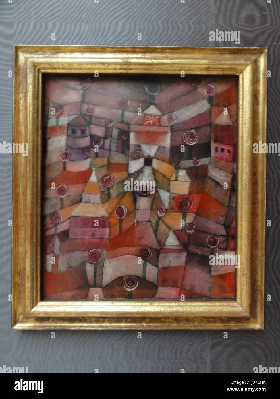 La foto "München Lenbachhaus 20130628 (44)" è stata scattata al Lenbachhaus Museum di Monaco, in Germania, un importante museo d'arte che ospita una vasta collezione di arte moderna. L'immagine mette in risalto l'architettura e il patrimonio culturale del museo, noto per le sue mostre di artisti tedeschi e il suo significato storico. Foto Stock