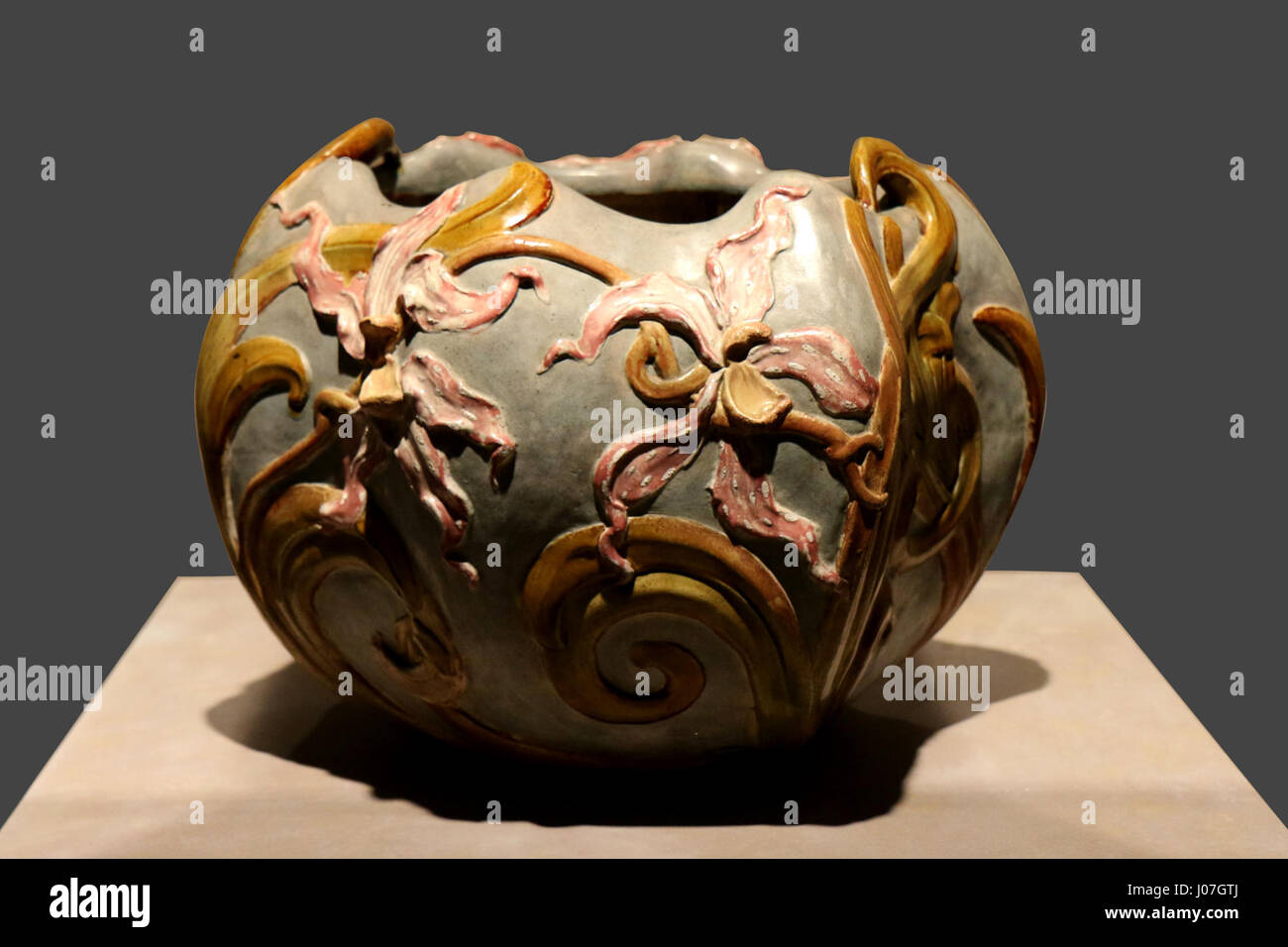 "Vaso Orchidée" di Philippe Wolfers è un dettagliato design Art Nouveau, che mette in mostra un'intricata maestria artigianale con linee fluide e motivi naturali, che rappresentano la bellezza della natura in una forma decorativa. Foto Stock