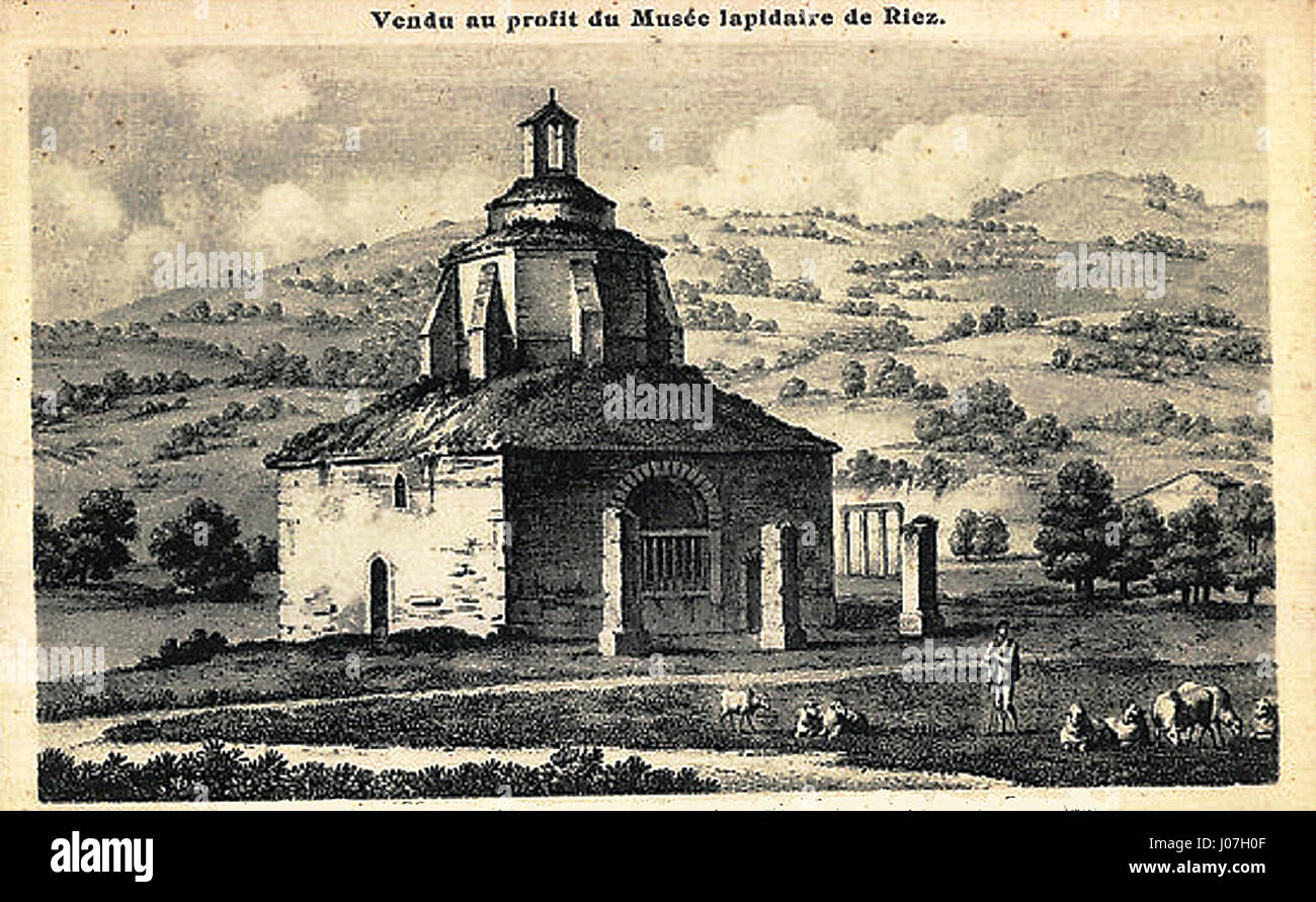 Questa incisione di Riez mostra il fonte battesimale, un significativo simbolo cristiano. L'incisione rappresenta un importante sito religioso, sottolineando il legame tra la comunità e le sue pratiche spirituali. Foto Stock