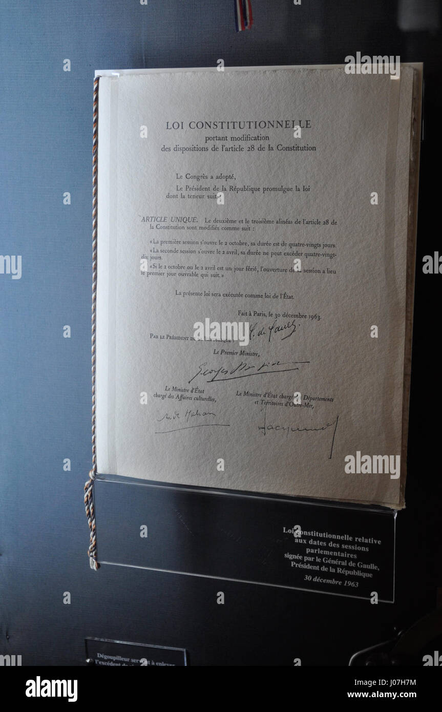 La Loi constitutionnelle du 30 décembre 1963 è una legge costituzionale francese che ha apportato cambiamenti giuridici significativi al governo della Francia. Questa legge modificò la Costituzione francese, garantendo una più definita separazione dei poteri all'interno della struttura del governo francese. Foto Stock
