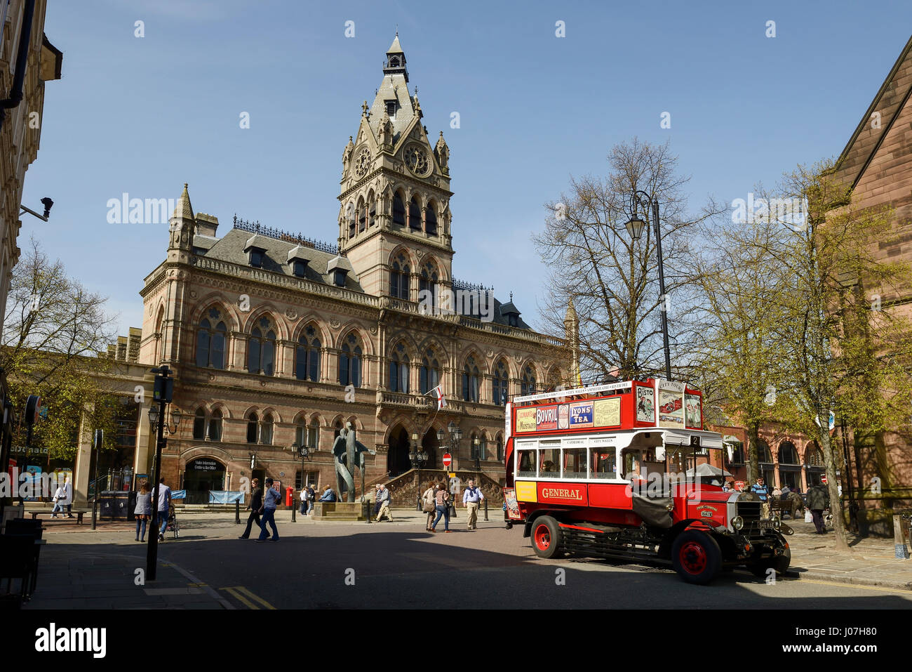 Un vintage tour bus fuori Chester Town Hall Regno Unito Foto Stock