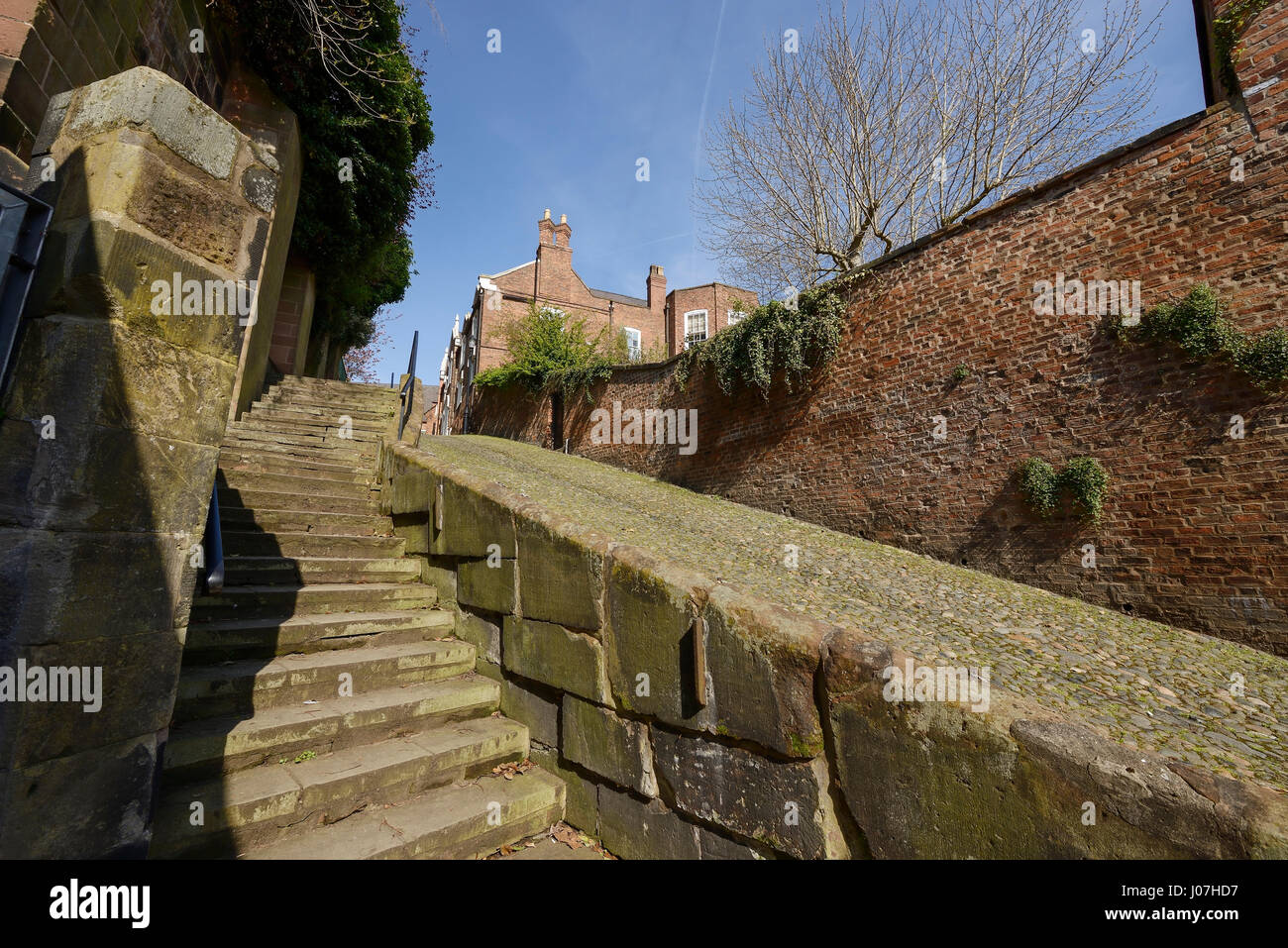 St Mary's Hill nel centro citta' di Chester Regno Unito è detto di essere una delle strade più ripide del mondo Foto Stock