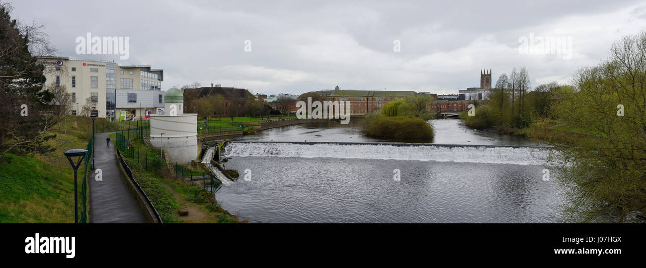 Il fiume Derwent in esecuzione attraverso il Derby City Centre Regno Unito Foto Stock