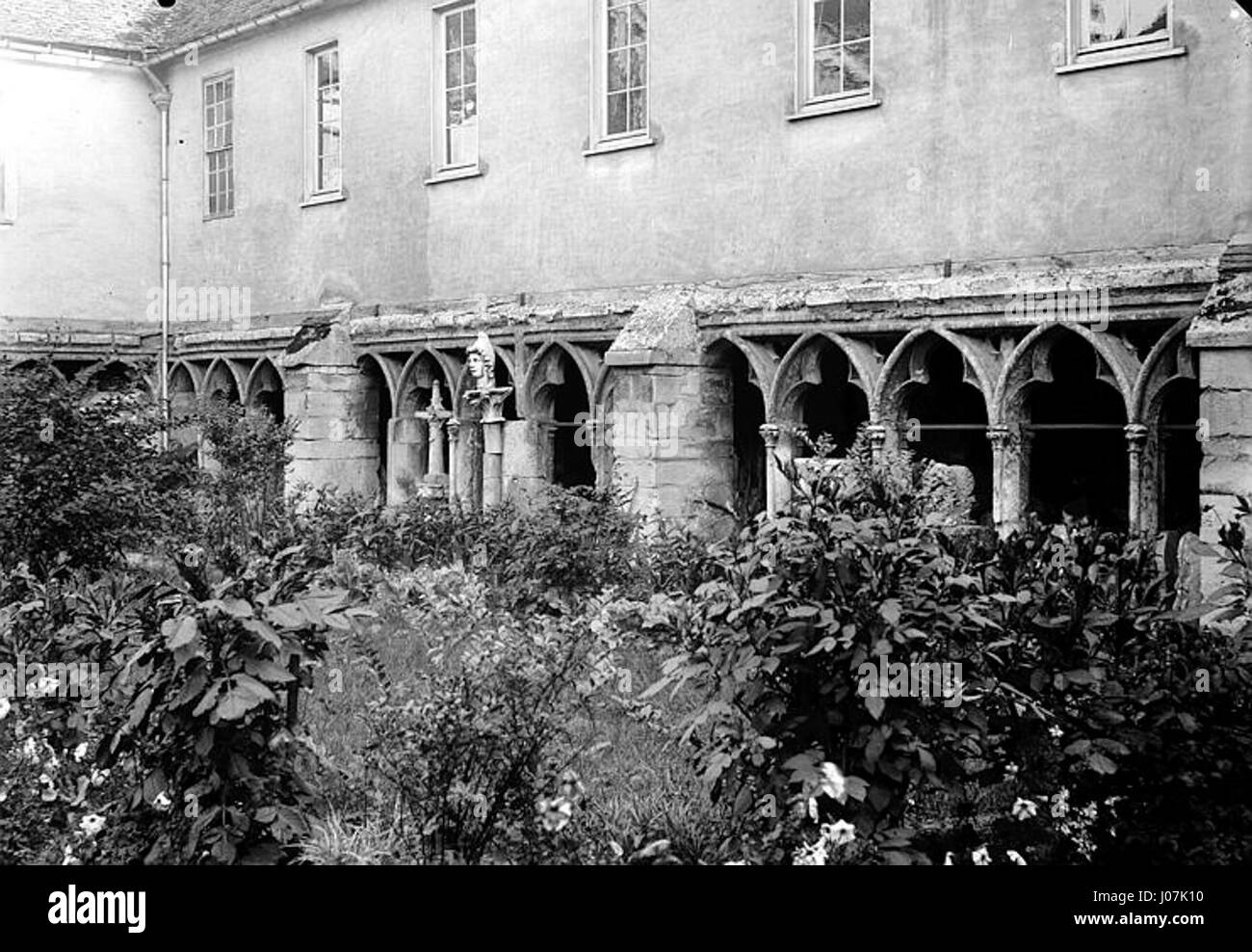Il chiostro della Cathédrale Saint-Pierre de Beauvais è una rappresentazione dettagliata dell'architettura gotica e dell'atmosfera religiosa di questa cattedrale francese, nota per il suo significato storico e architettonico. Foto Stock