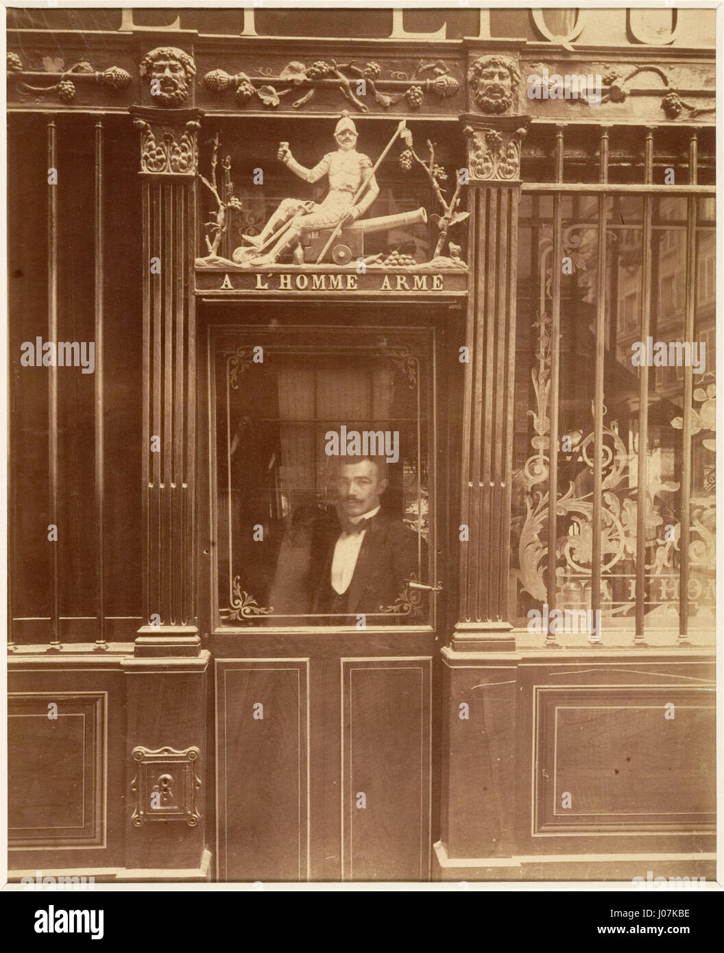 Eugène Atget, À L'Homme Armé, 25 rue des Blancs-Manteaux, Parigi Foto Stock