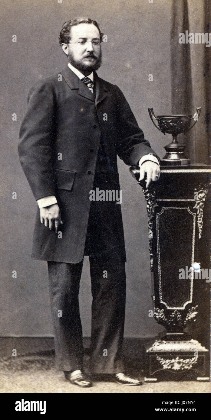 Il ritratto di Juan León y Castillo del 1860 dal Kent raffigura la figura di un uomo, enfatizzando la rappresentazione dettagliata e la ritrattistica tradizionale, caratteristica dell'arte spagnola del XIX secolo. Foto Stock