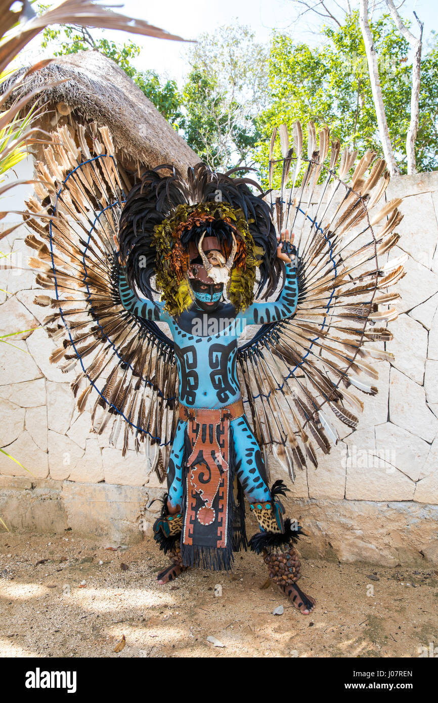 Cancun, Messico - Mar 13, 2017: il giovane uomo in Maya guerriero indiano costume e body paint. Foto Stock