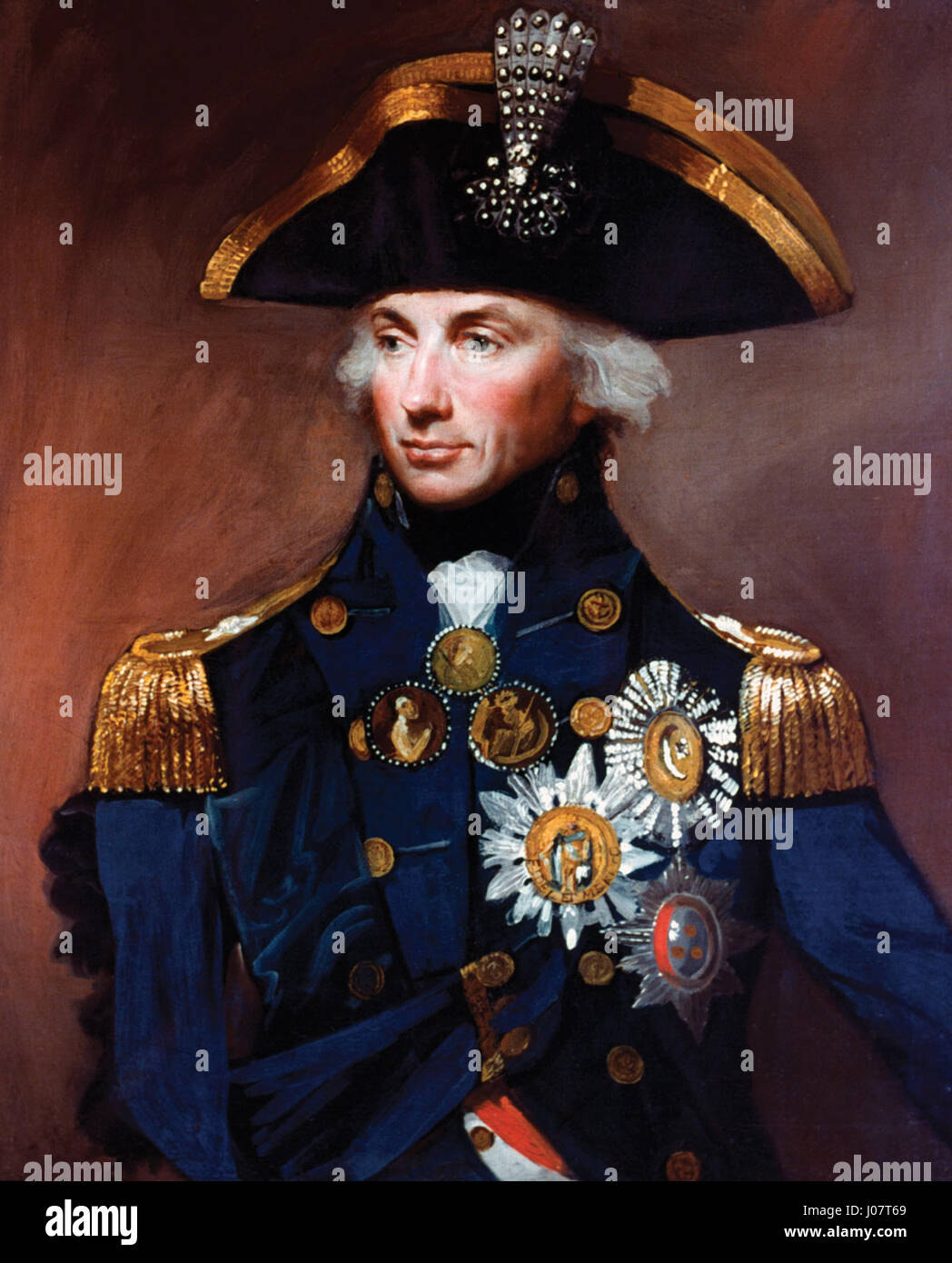 Questo ritratto del contrammiraglio Sir Horatio Nelson, un iconico ufficiale navale britannico, commemora la sua carriera militare e i suoi contributi durante le guerre napoleoniche. L'immagine riflette il suo ruolo significativo nella storia navale britannica. Foto Stock