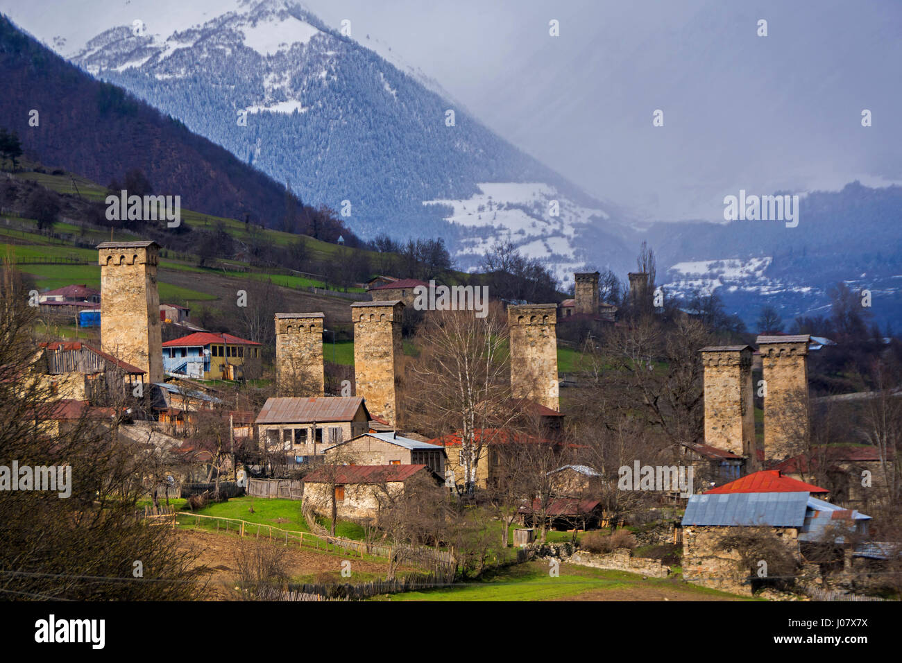 Tall hosues in viilage di Lengeri in area Mestia nelle montagne del Caucaso della Repubblica di Georgia. Foto Stock