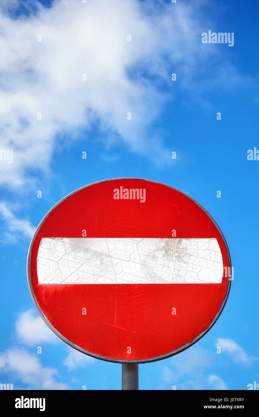 Non immettere weathered round segno su un montante metallico contro blu cielo nuvoloso. Foto Stock