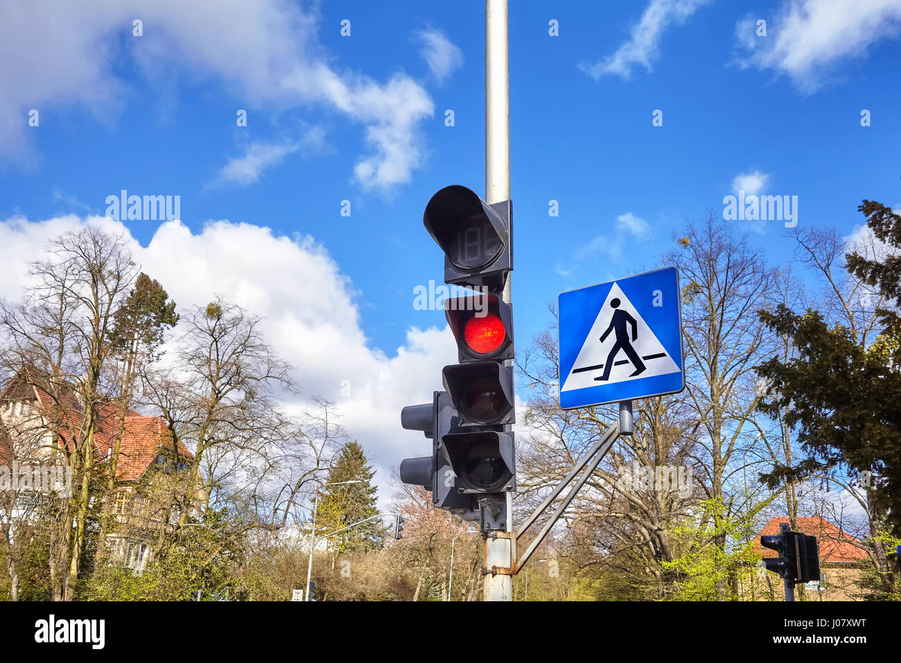 Semafori e attraversamento pedonale sign in una città. Foto Stock