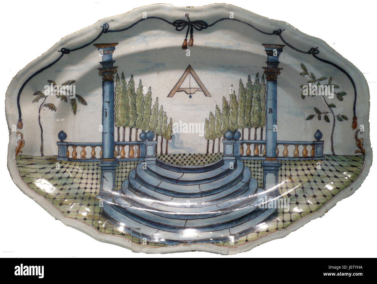 Il "Plat maconnique" si riferisce a un'illustrazione dettagliata o a una rappresentazione di simboli e pratiche massoniche. Questo lavoro mostra spesso i rituali, gli strumenti e le insegne usati dai massoni nelle loro cerimonie. L'arte massonica enfatizza l'uso di immagini simboliche che trasmettono gli insegnamenti filosofici e morali della Massoneria. Foto Stock