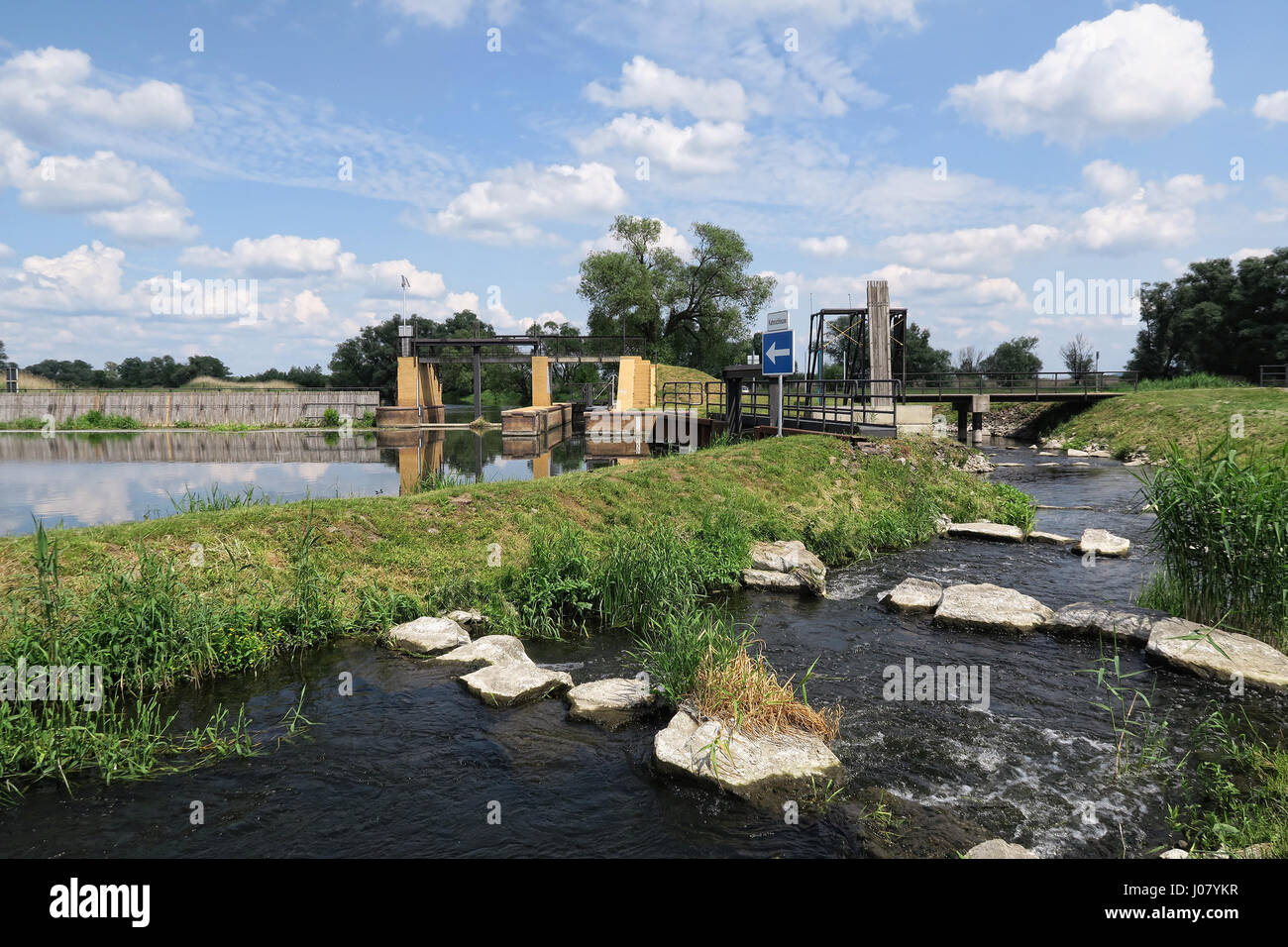 Il fiume Havel in estate. ago storico weir con una scala di pesce. (Brandeburgo, Germania). Foto Stock