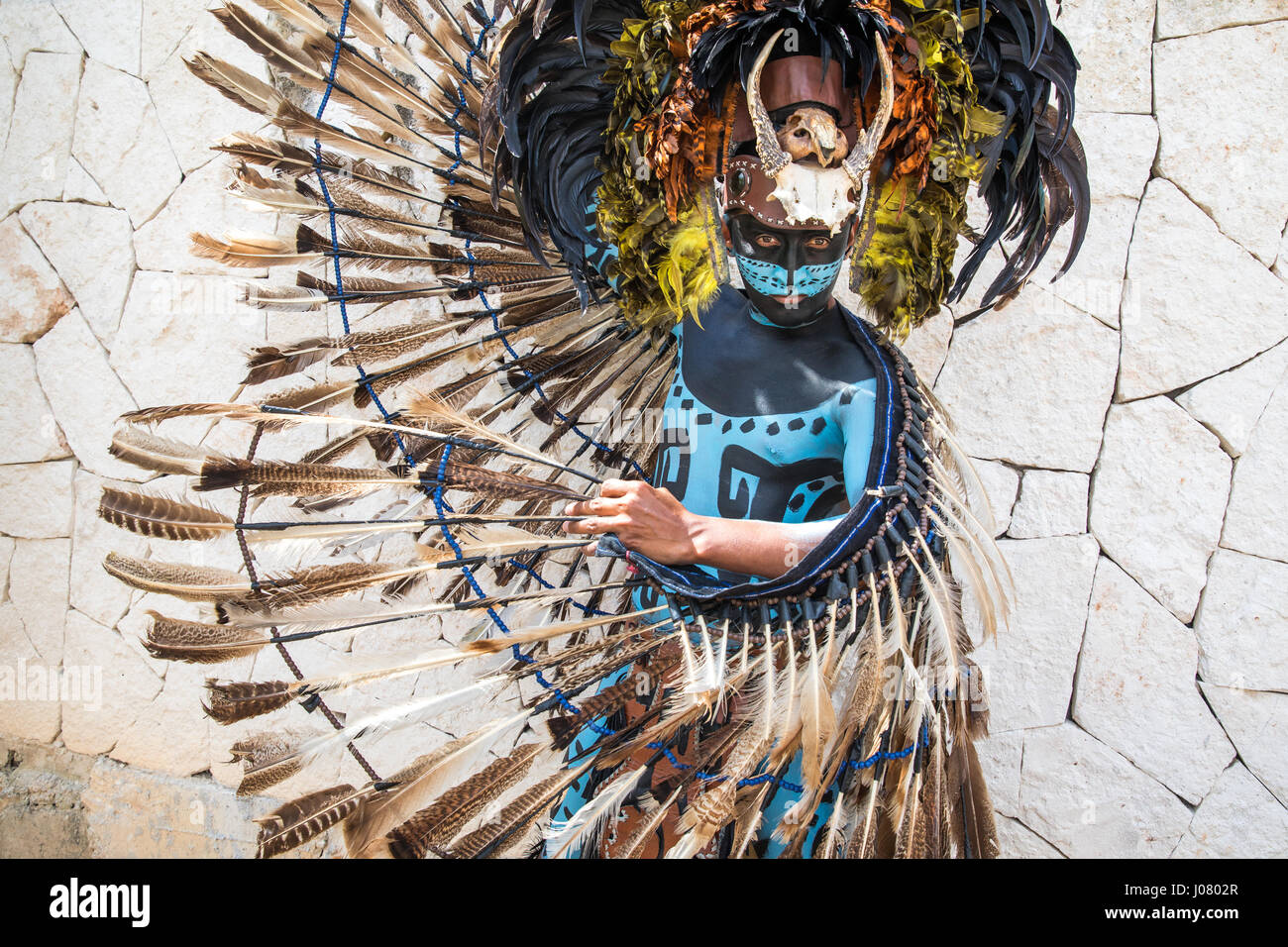 Cancun, Messico - Mar 13, 2017: il giovane uomo in Maya guerriero indiano costume e body paint. Foto Stock