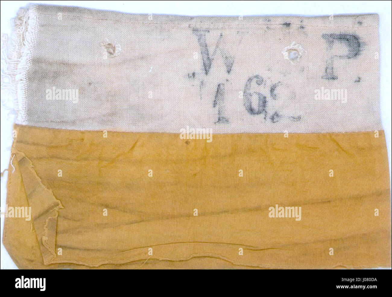 «Opaska Powstańcza» di Seweryn Malinowski è un pezzo che riflette l’identità nazionale polacca. L'opera d'arte presenta la simbolica fascia di braccio ribelle, che rappresenta la resistenza e il patriottismo durante la lotta per l'indipendenza della Polonia. Foto Stock