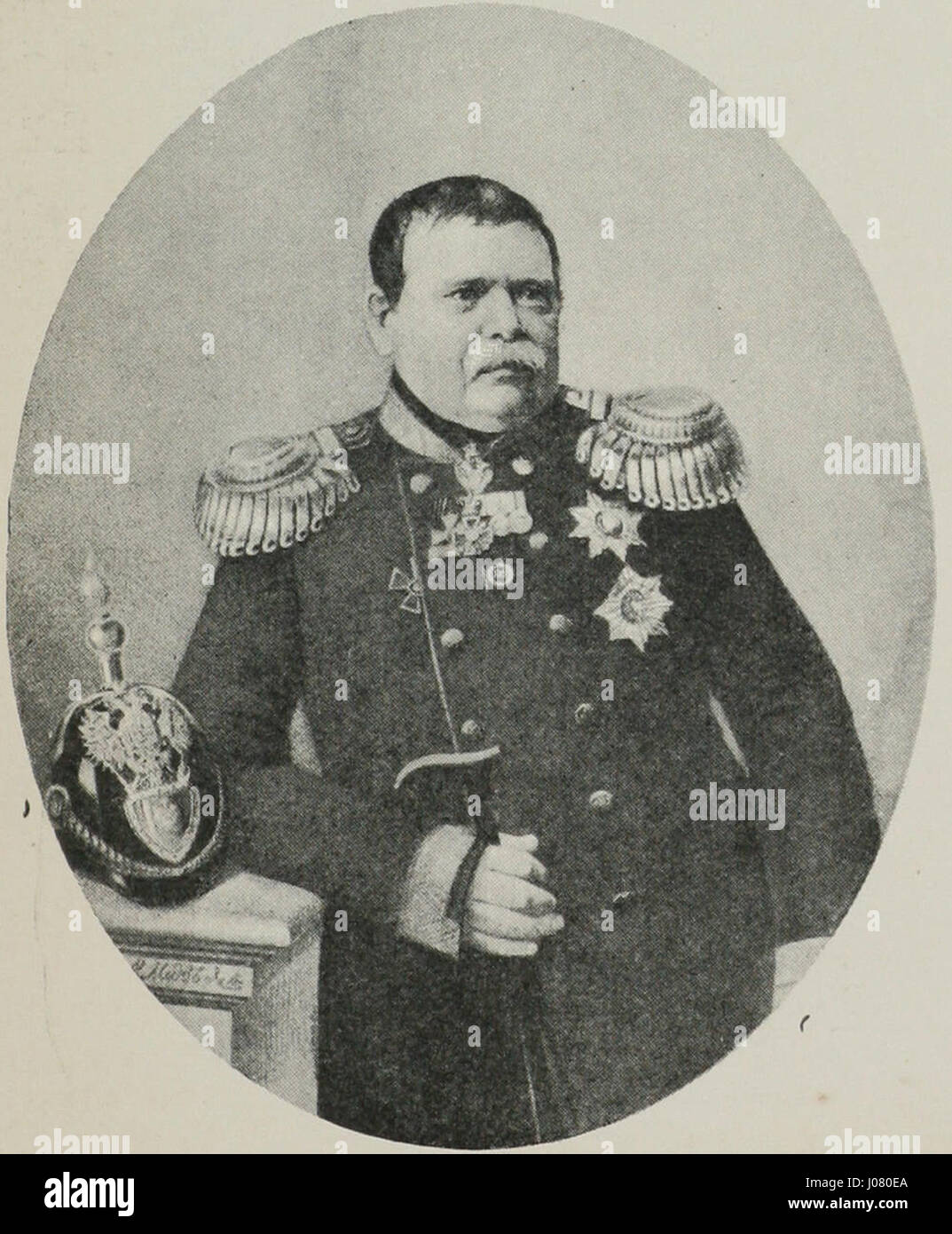 "Дороговещевой Картеж - Пейзаж" è un dipinto di paesaggio russo che mostra una carrozza trainata da cavalli che attraversa una vista panoramica. L'opera sottolinea la bellezza naturale del paesaggio e i metodi di trasporto storici. Foto Stock