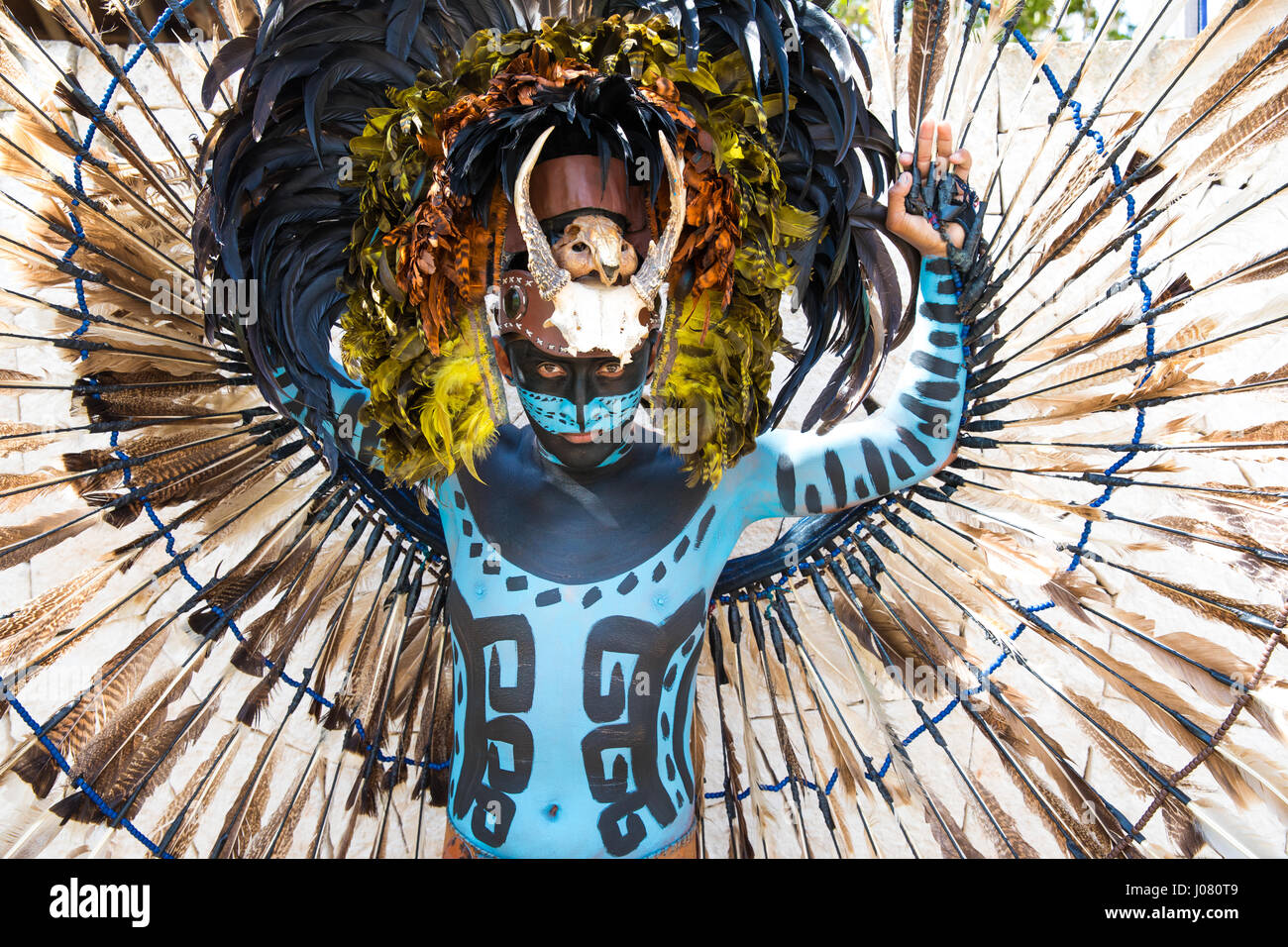 Cancun, Messico - Mar 13, 2017: il giovane uomo in Maya guerriero indiano costume e body paint. Foto Stock