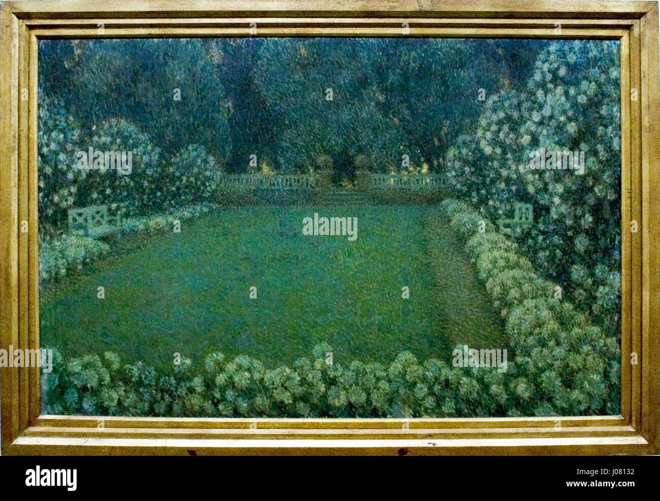 "Le jardin blanc au crépuscule" (il Giardino bianco al crepuscolo) è un tranquillo paesaggio che cattura l'atmosfera tranquilla di un giardino durante il crepuscolo. I toni chiari e freddi evocano un'atmosfera tranquilla, tipica dell'approccio impressionista per catturare i momenti fugaci della natura. Foto Stock