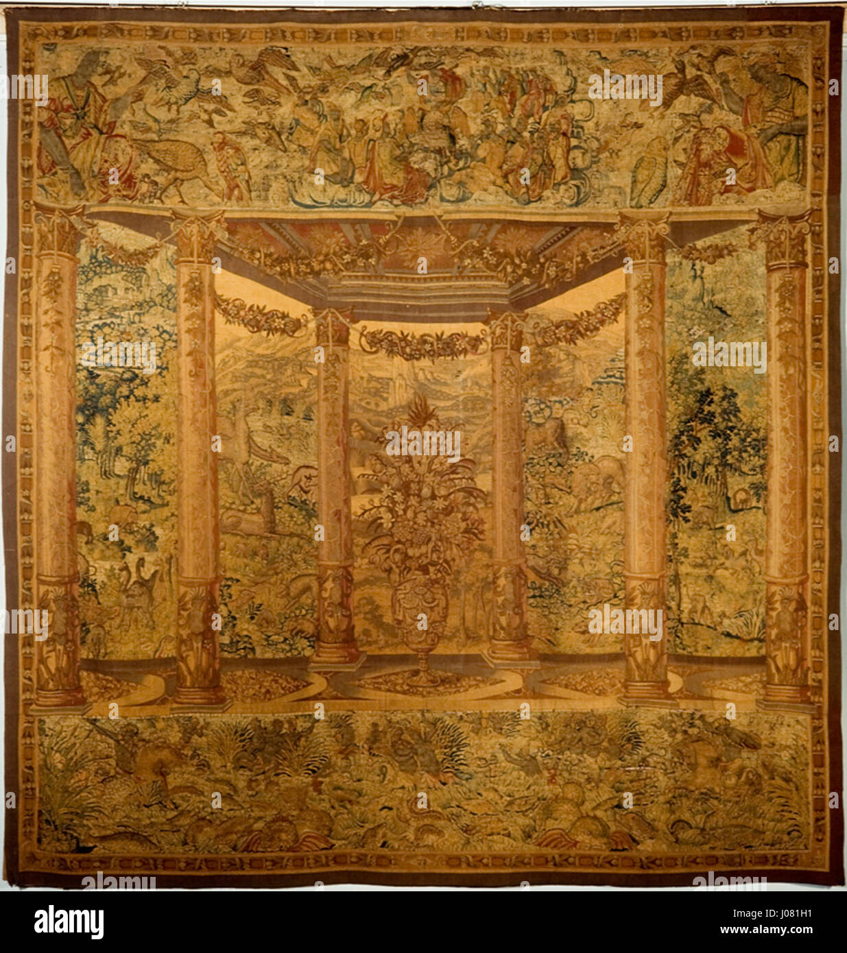 La manifattura di Bruxelles del XVIII secolo produceva raffinati arazzi e tessuti, rappresentando un picco dell'artigianato europeo. Questi pezzi erano noti per i loro disegni intricati ed erano molto apprezzati dalla nobiltà e dai reali in tutta Europa. Foto Stock