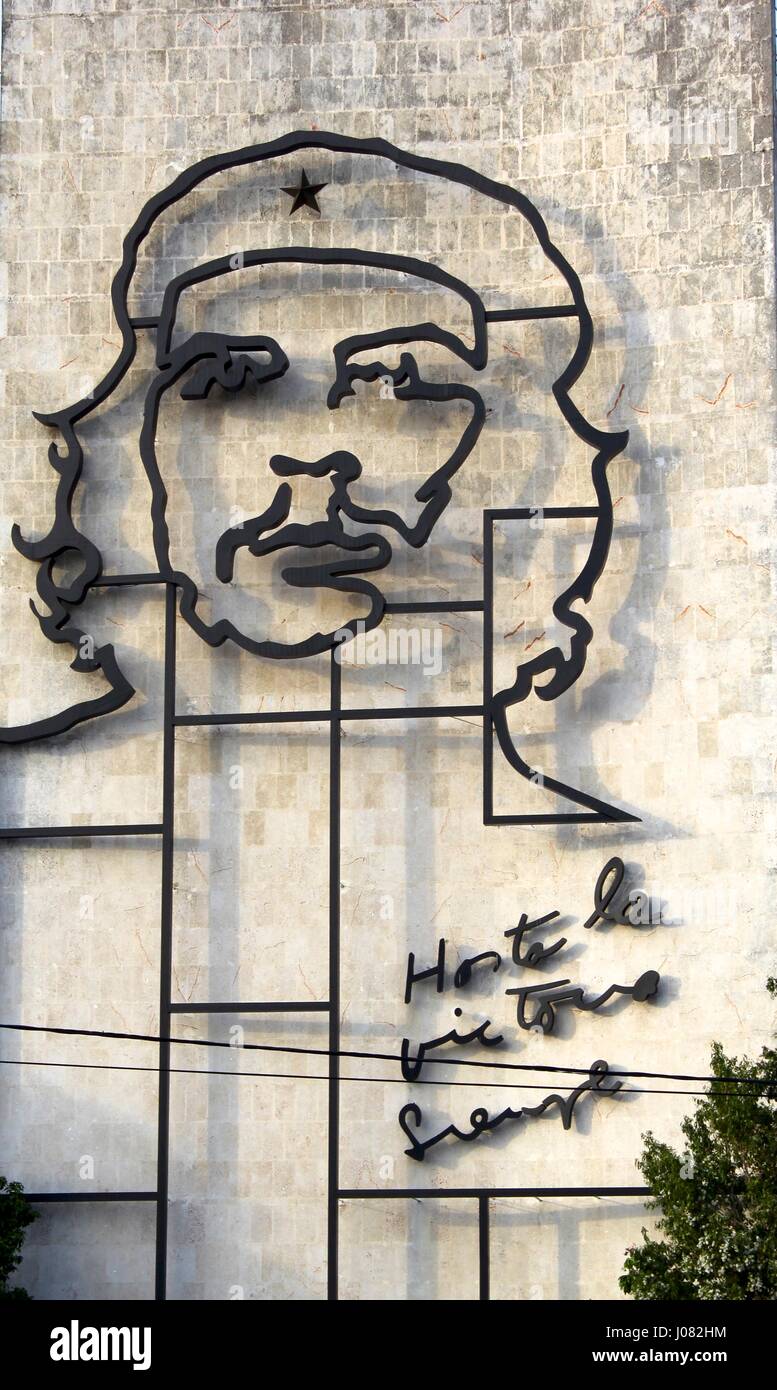 Un grande murale di Che Guevara su una parete di un edificio che si affaccia sulla Plaza de la Revolucion a l'Avana a Cuba Foto Stock