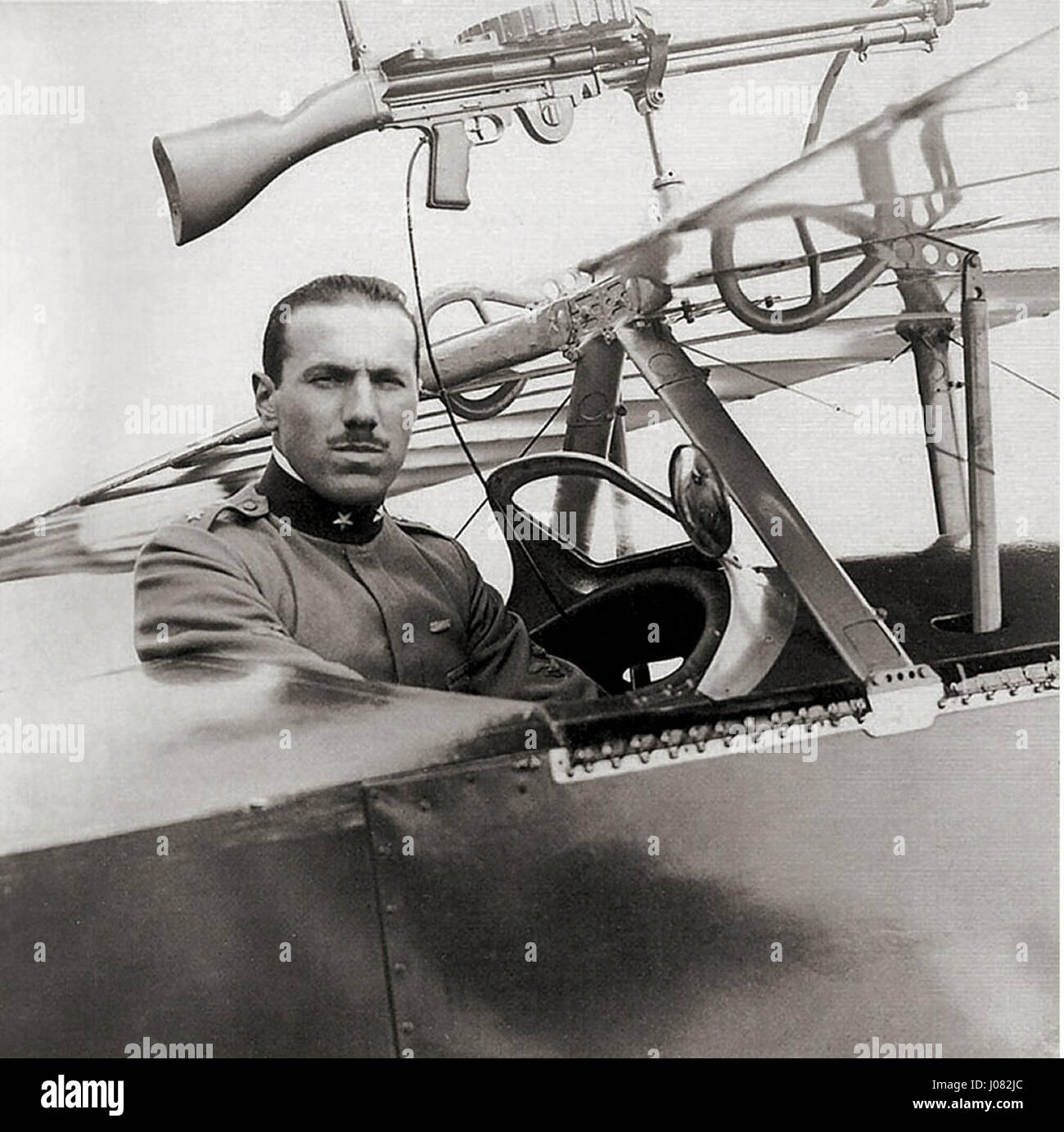Francesco Baracca, aviatore ed eroe italiano della prima guerra mondiale, raffigurato in una fotografia con il suo aereo, che rappresenta coraggio e storia militare. Foto Stock