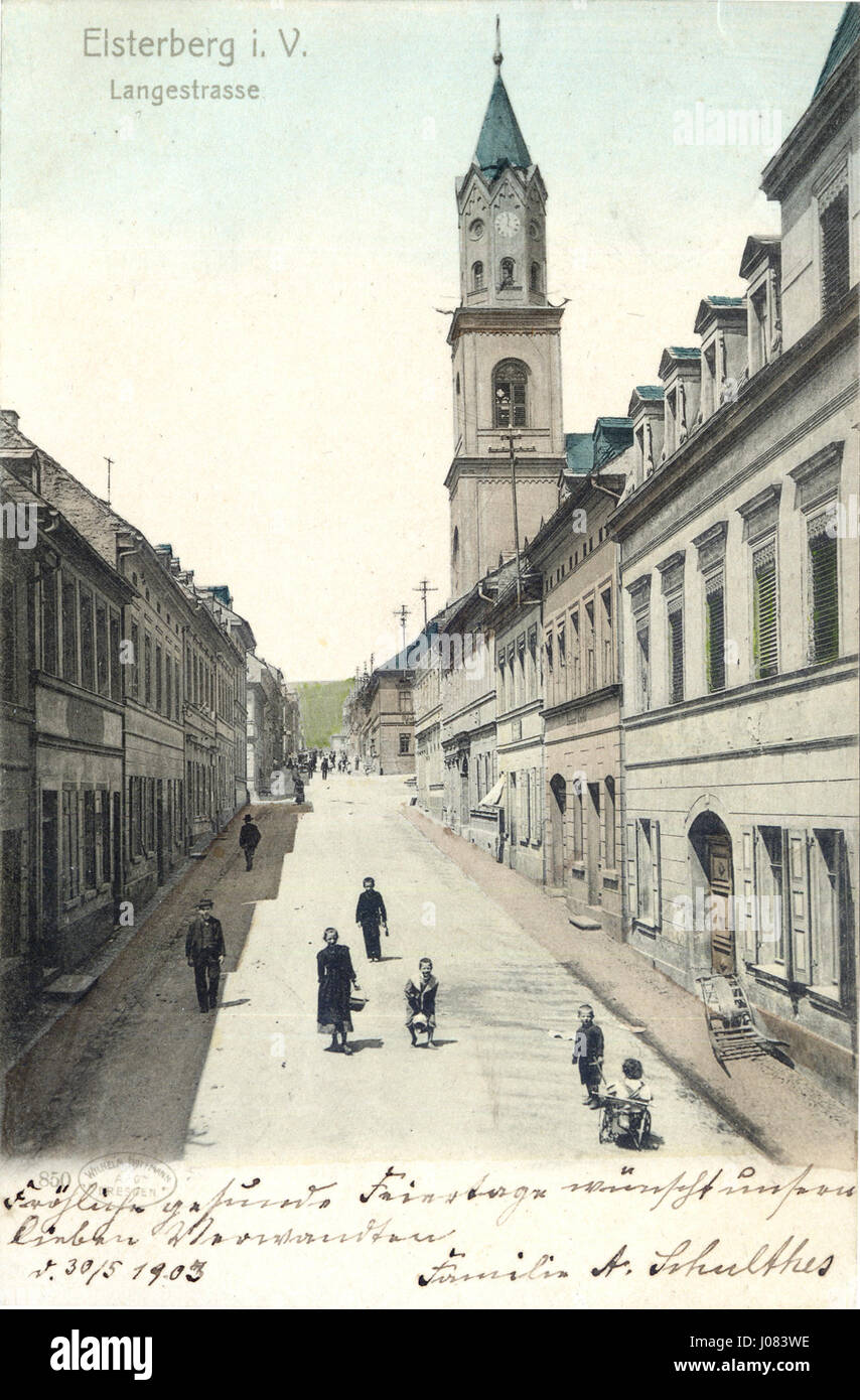 La fotografia della Lange Strage Church di Elsterberg, scattata nel 1903, cattura la bellezza architettonica dell'edificio, costruito alla fine del XIX secolo. Questa chiesa, situata in Germania, è caratterizzata da una miscela distinta di elementi di design tradizionali e moderni del periodo. Foto Stock