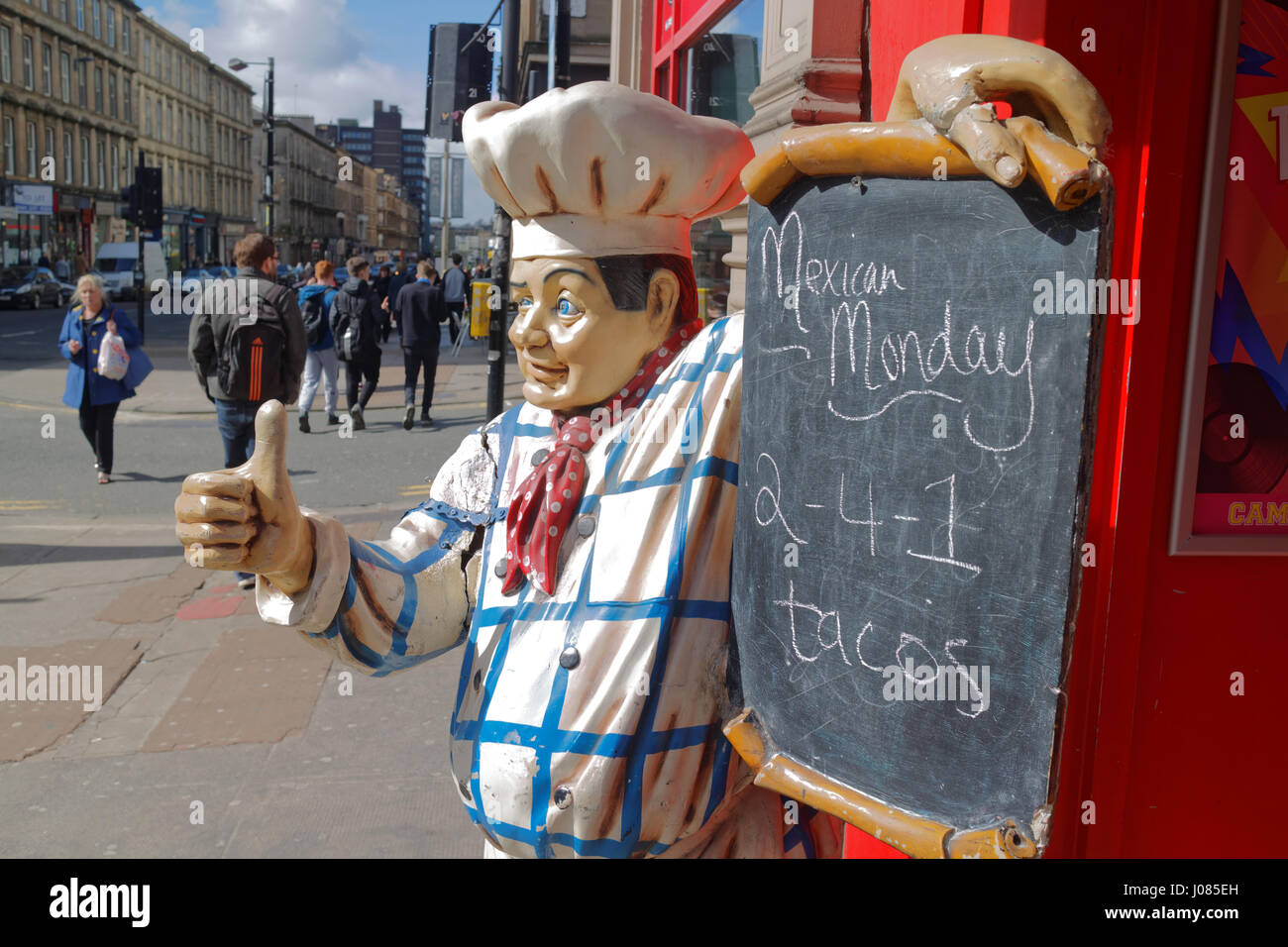 Tacos advert cibo messicano chalk board con chef di commedia divertente su Sauchiehall Street Glasgow Foto Stock