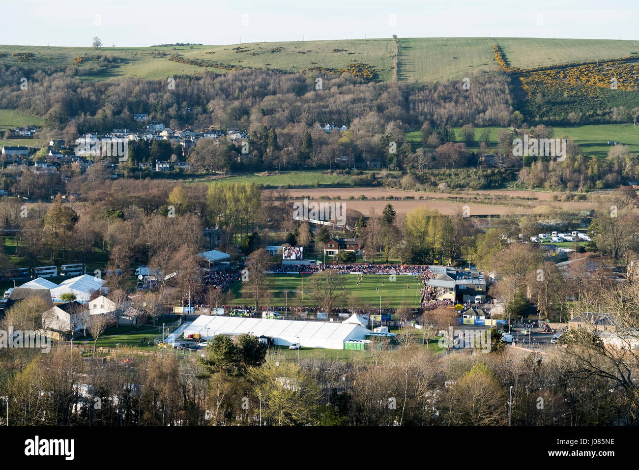 Una vista guardando verso il basso sulla Greenyards durante la finale di Melrose sevens, Melrose, Scottish Borders. Foto Stock