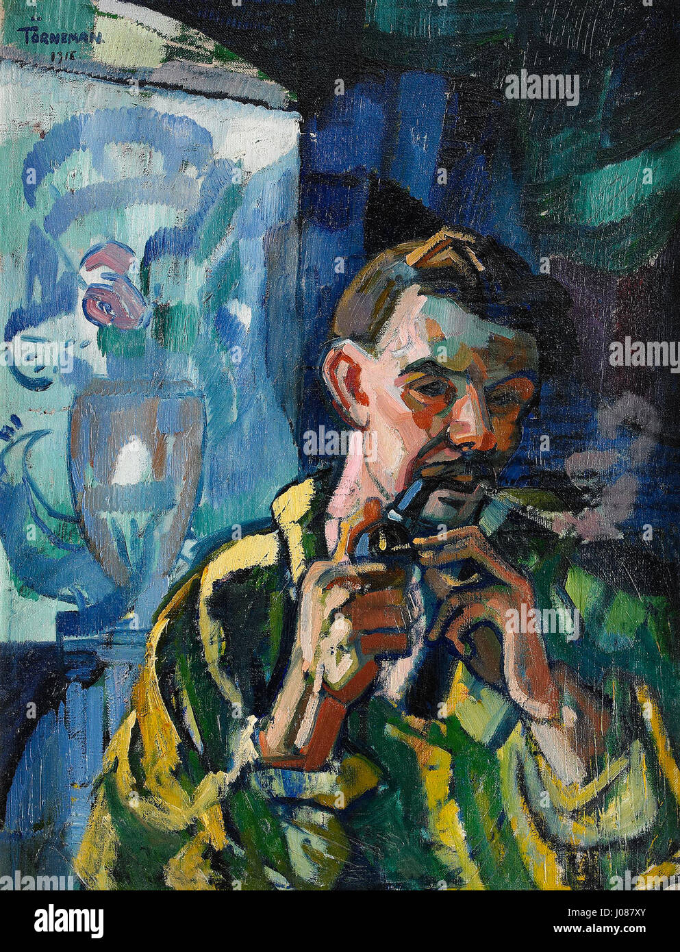 In questo autoritratto del 1916, l'artista svedese Törneman si ritrae con una pipa, riflettendo la natura introspettiva del suo lavoro e l'influenza della ritrattistica europea dei primi anni del XX secolo. Foto Stock