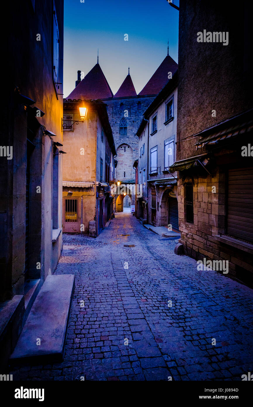 La mattina presto prima dell'alba nel medioevo Cité de Carcassonne in Francia Foto Stock