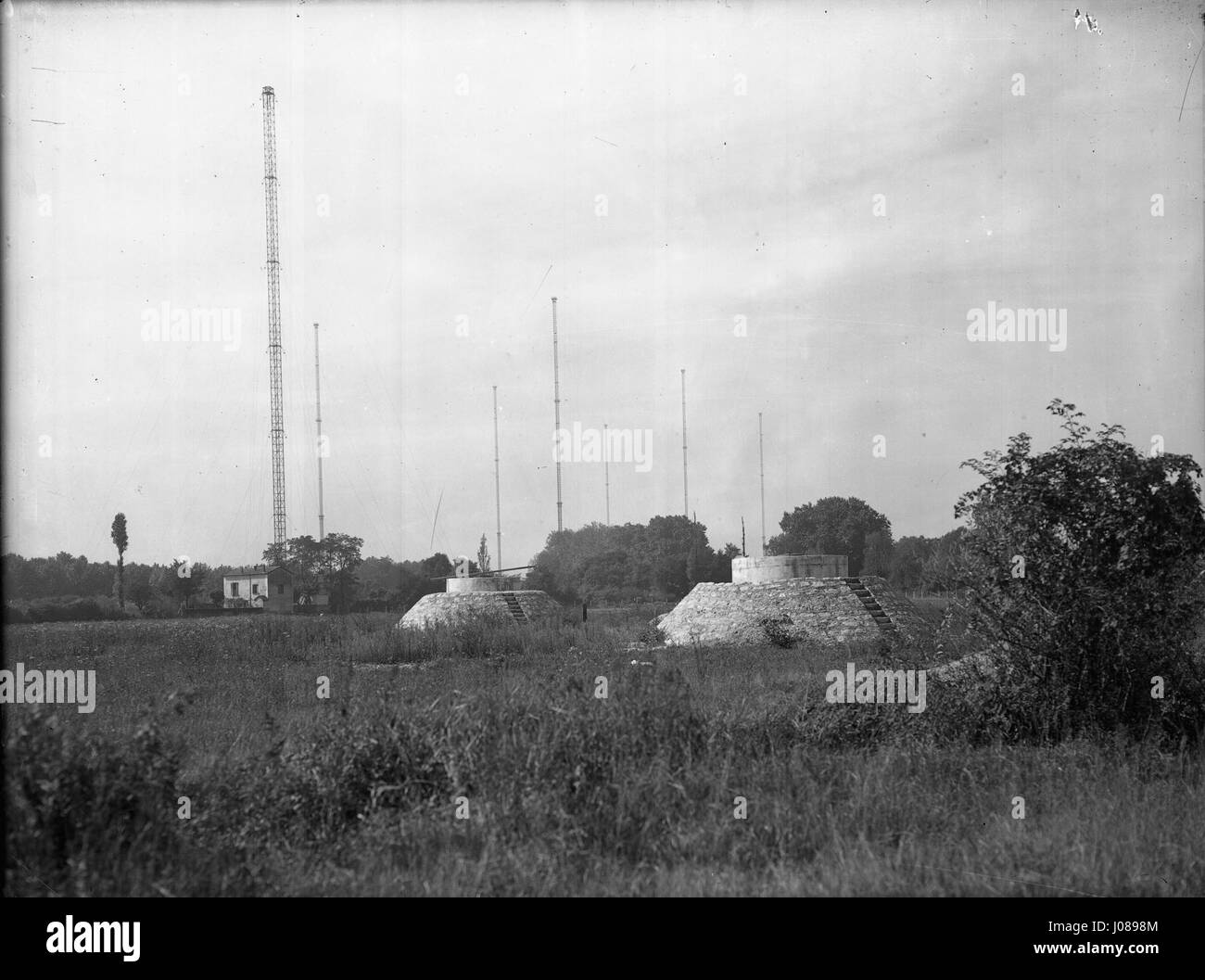 La "Station de la Doua" era una stazione di trasmissione telegrafica e telefonica, situata vicino ai pozzi filtranti Feyssine a Lione, in Francia. Questa struttura ha svolto un ruolo cruciale nelle telecomunicazioni all'inizio del XX secolo, fornendo infrastrutture di comunicazione per la regione. Foto Stock