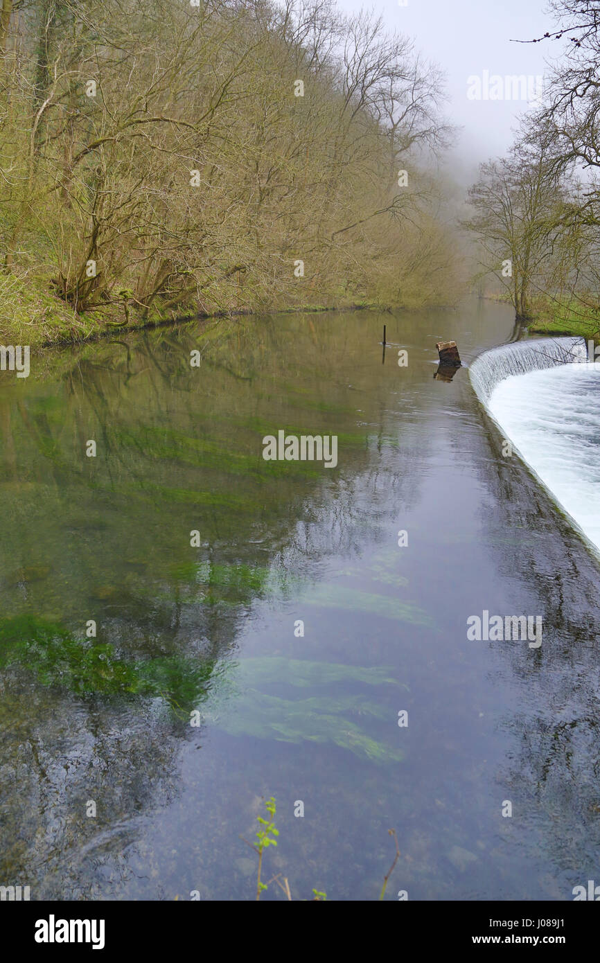 Weir alimentare mulino sul fiume Wye Foto Stock